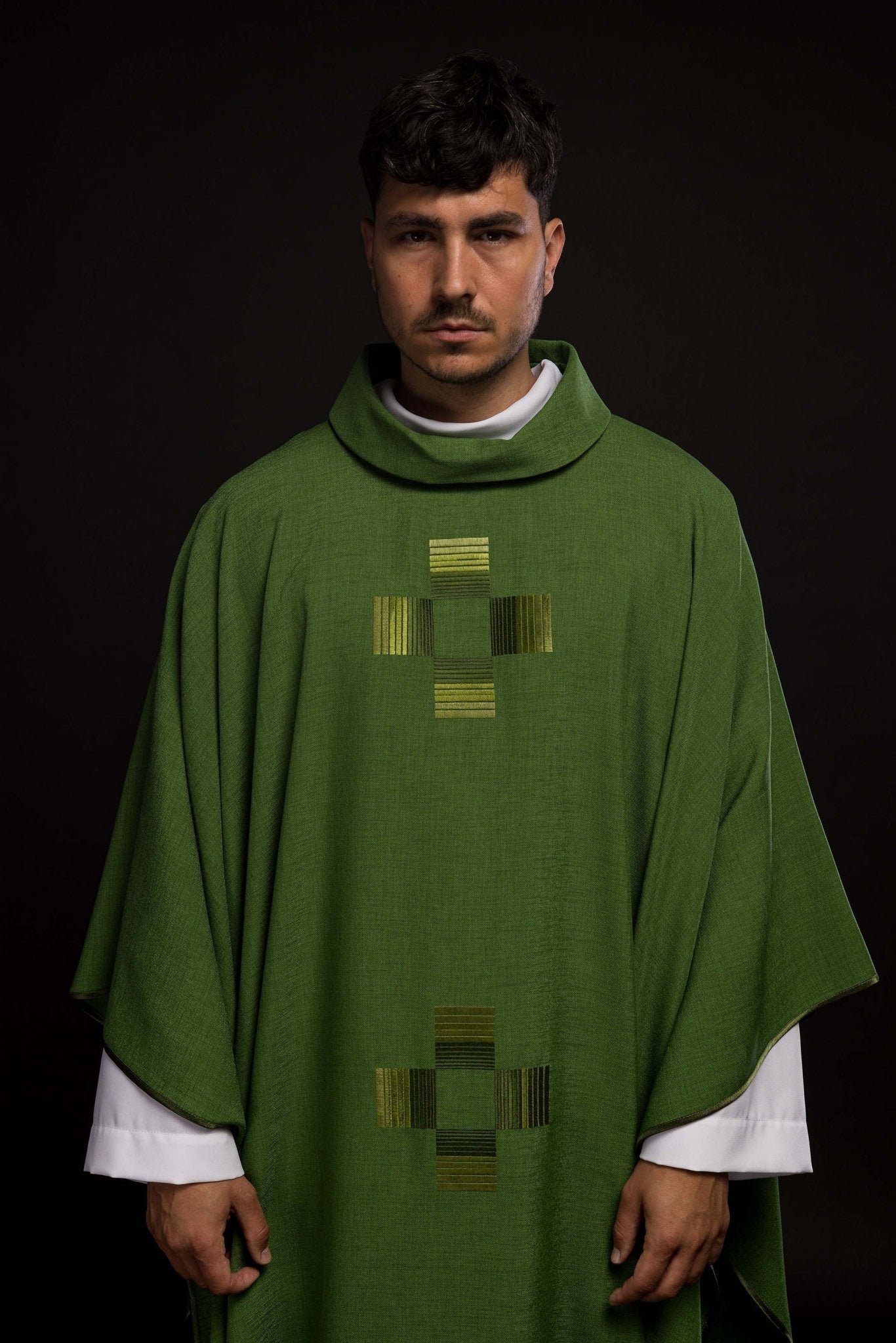 Casulla verde con cruces bordadas HA7033 - 01 ZIELONY - CASULLAS.ES