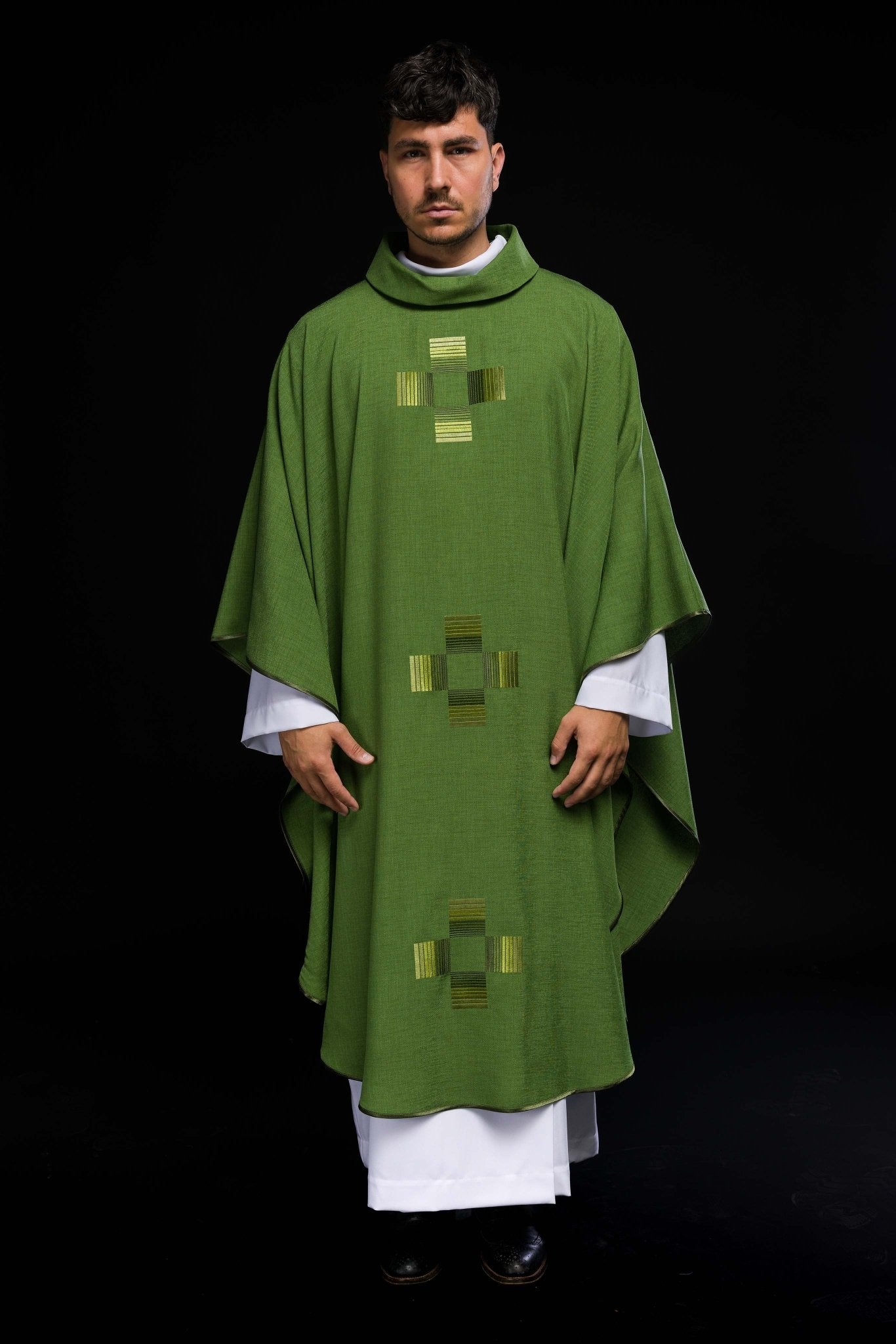 Casulla verde con cruces bordadas HA7033 - 01 ZIELONY - CASULLAS.ES