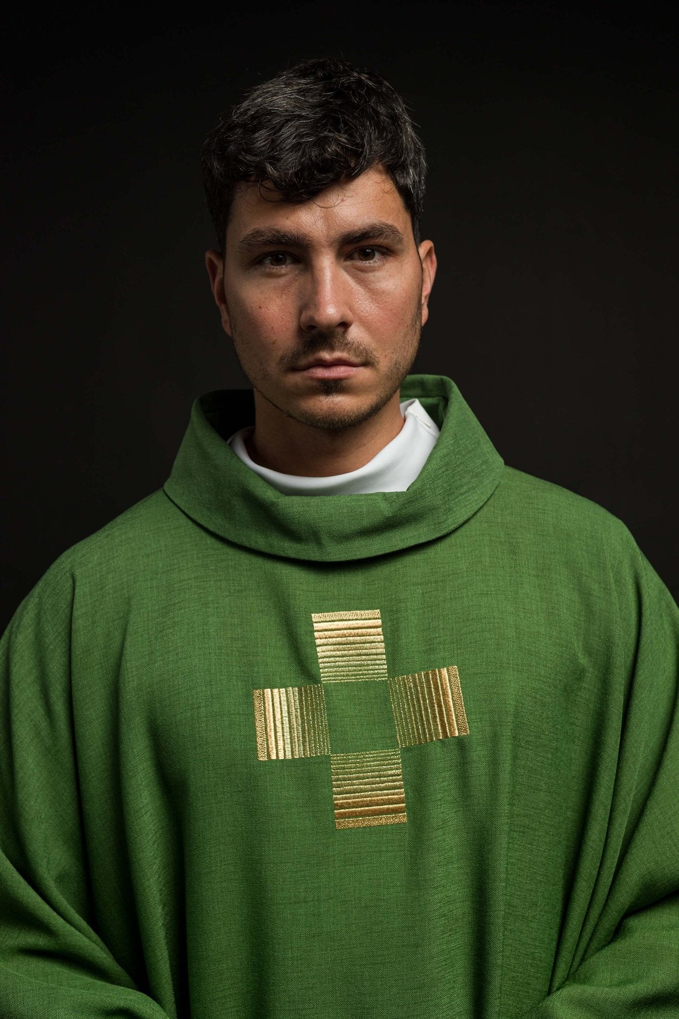 Casulla verde con Cruces bordadas HA7011-01 ZIELONY - CASULLAS.ES