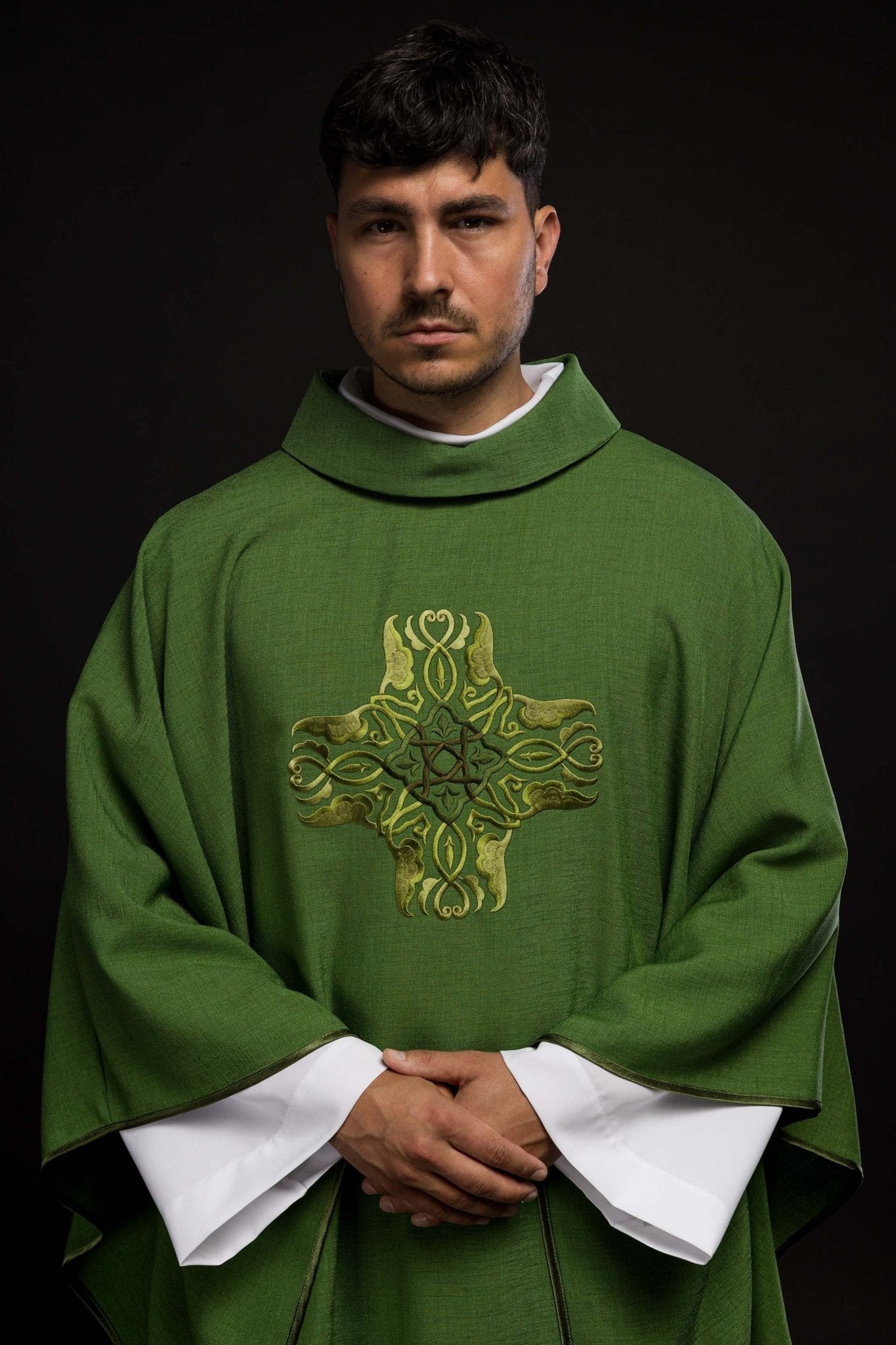 Casulla verde con Cruz bordado HA7035 - 01 ZIELONY - CASULLAS.ES