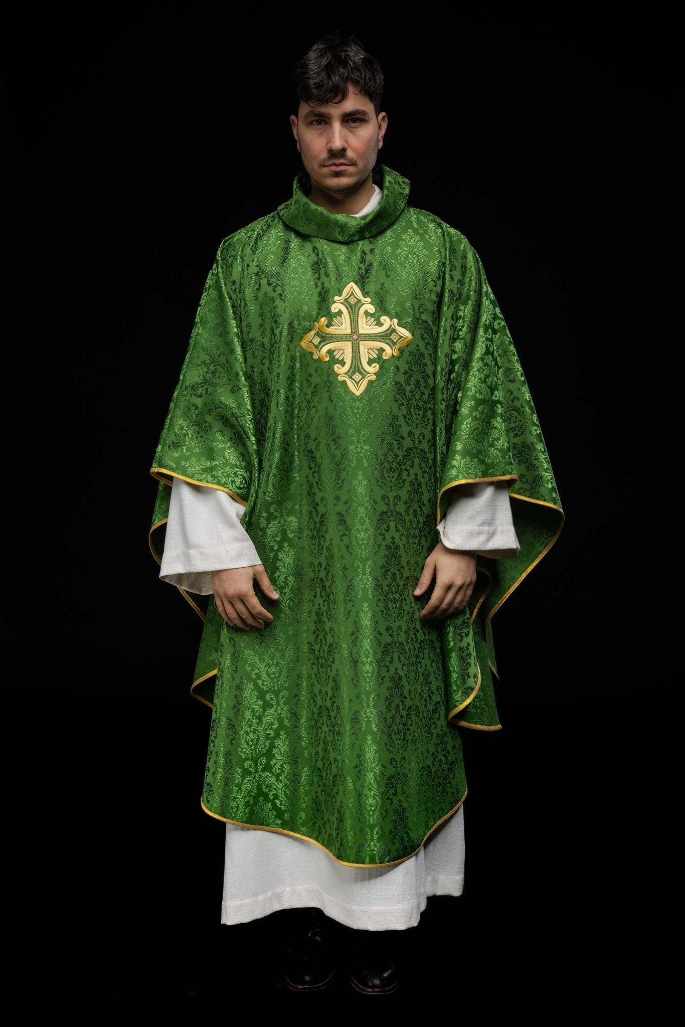 Casulla verde con cruz cosida en tela estampada HIT/197007/01/67 ZIELONY - CASULLAS.ES