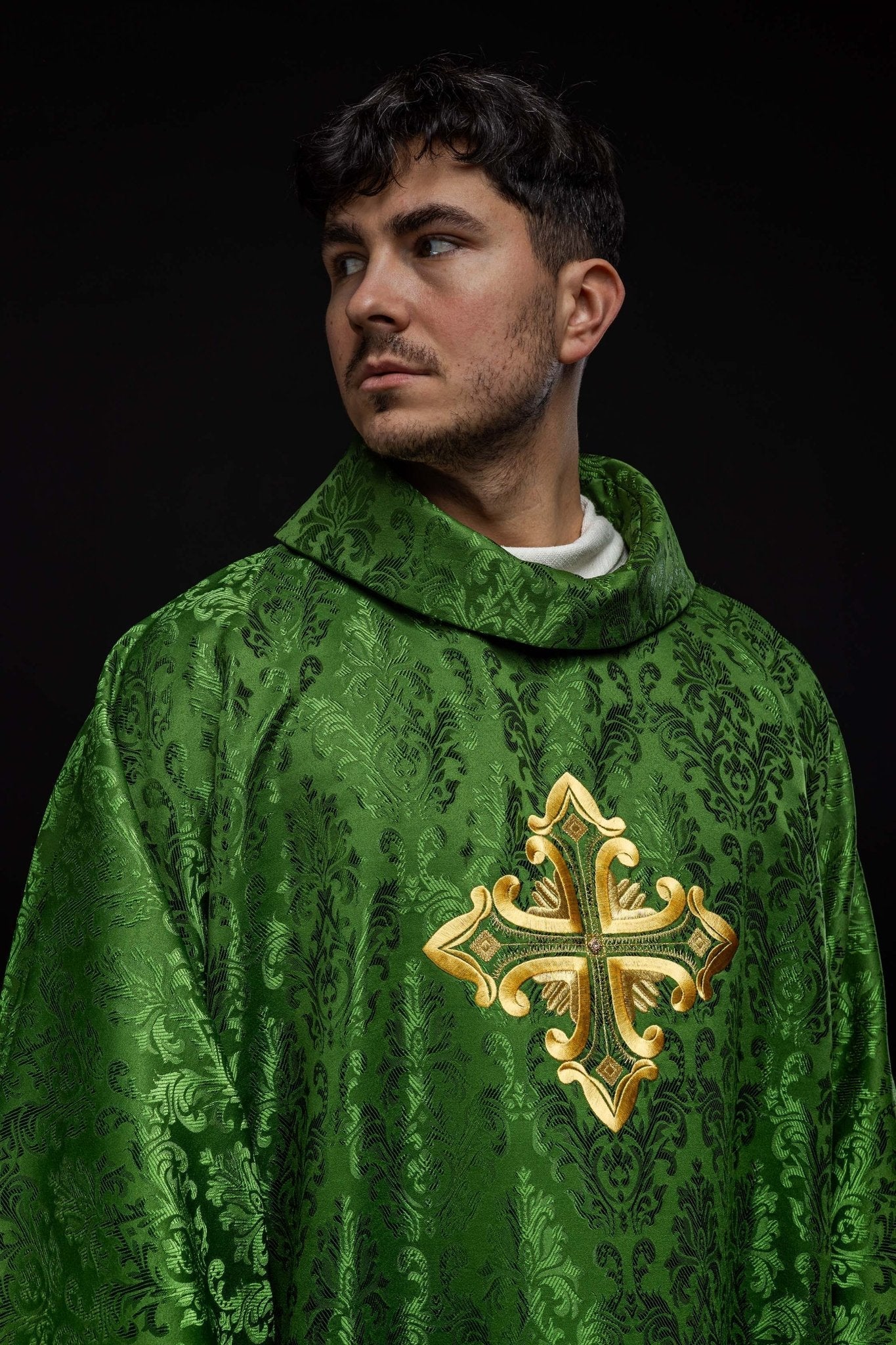 Casulla verde con cruz cosida en tela estampada HIT/197007/01/67 ZIELONY - CASULLAS.ES