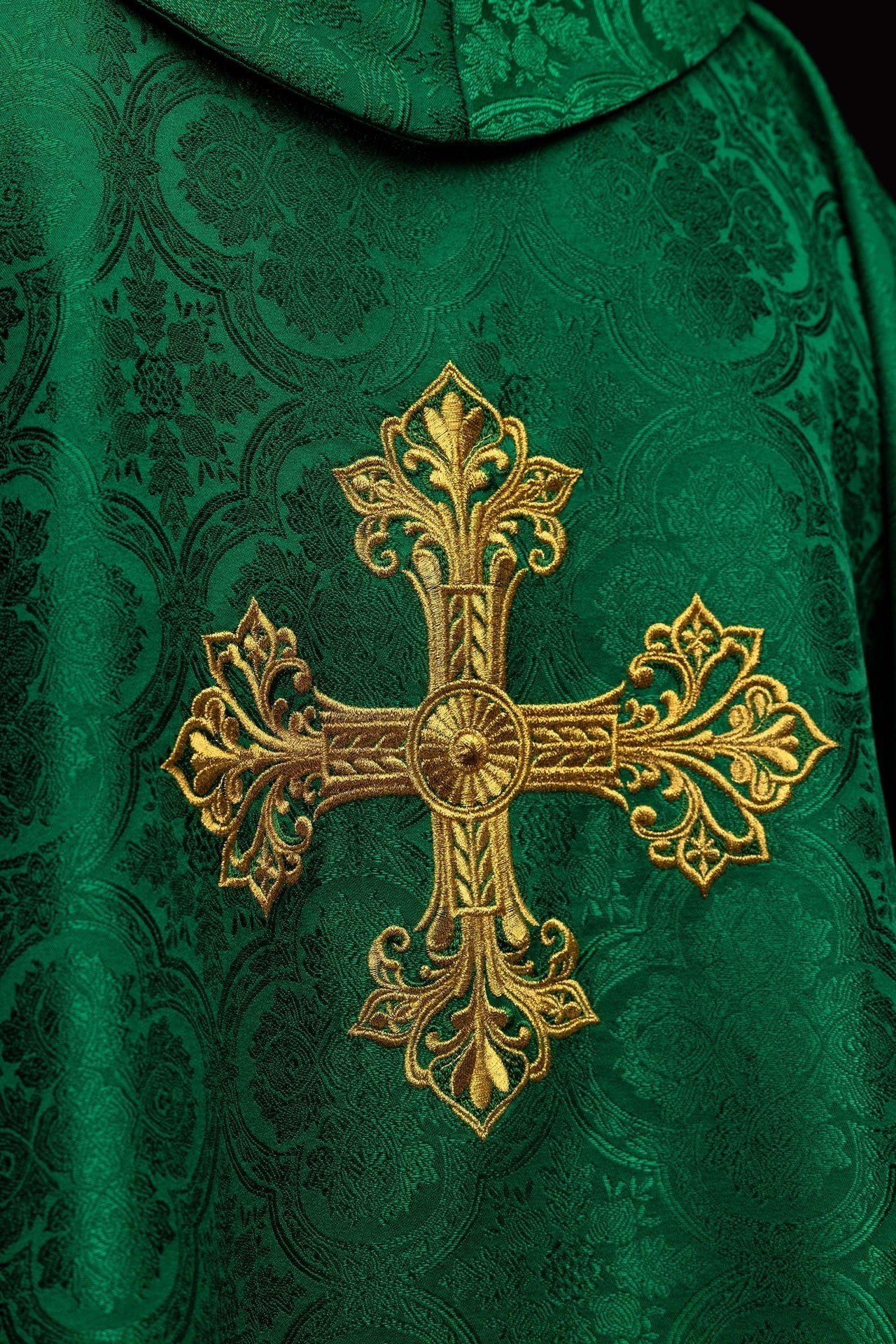 Casulla verde con cruz de tejido jacquard KOR/403/01/11 - CASULLAS.ES