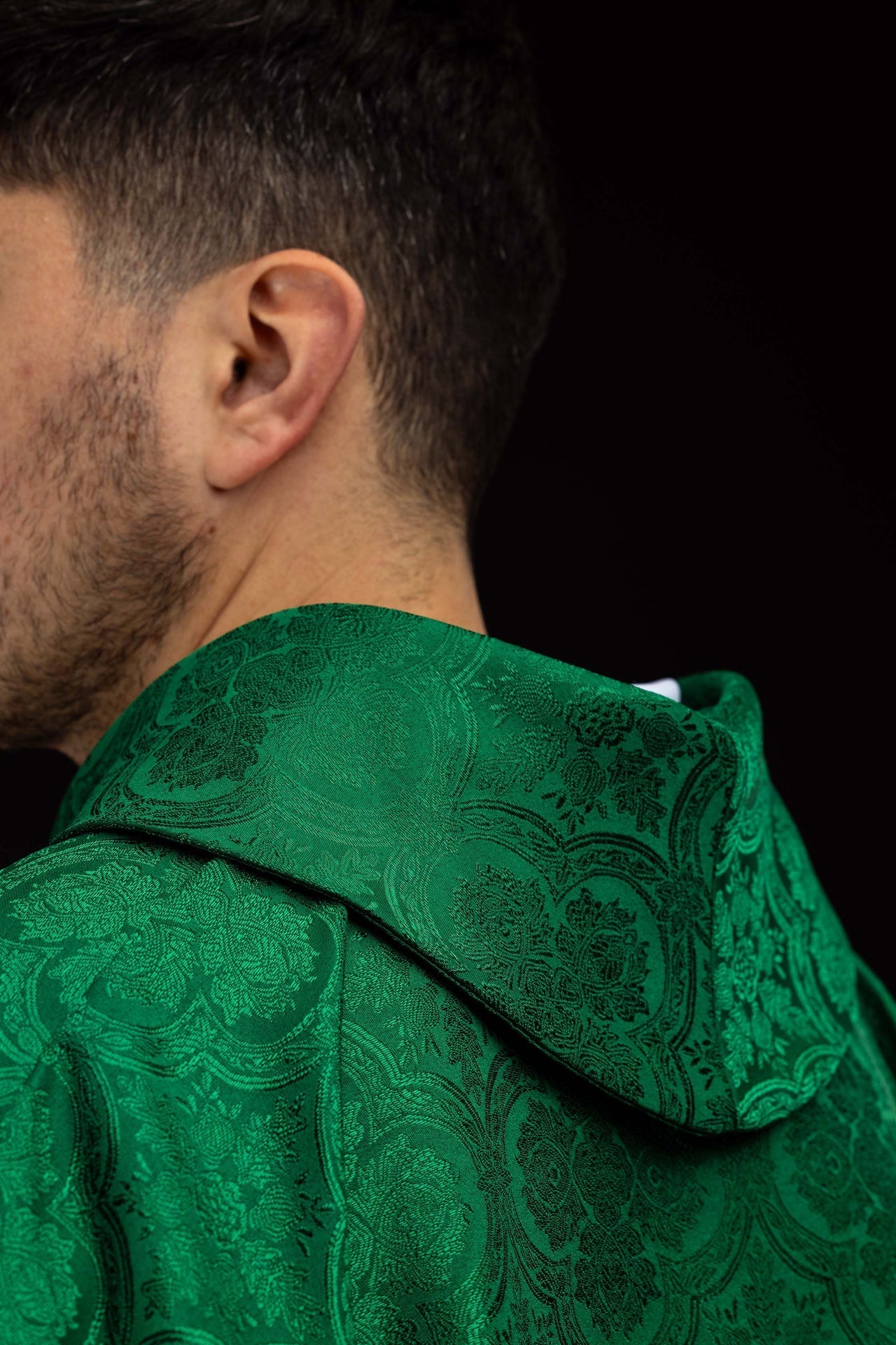 Casulla verde con cruz de tejido jacquard KOR/403/01/11 - CASULLAS.ES
