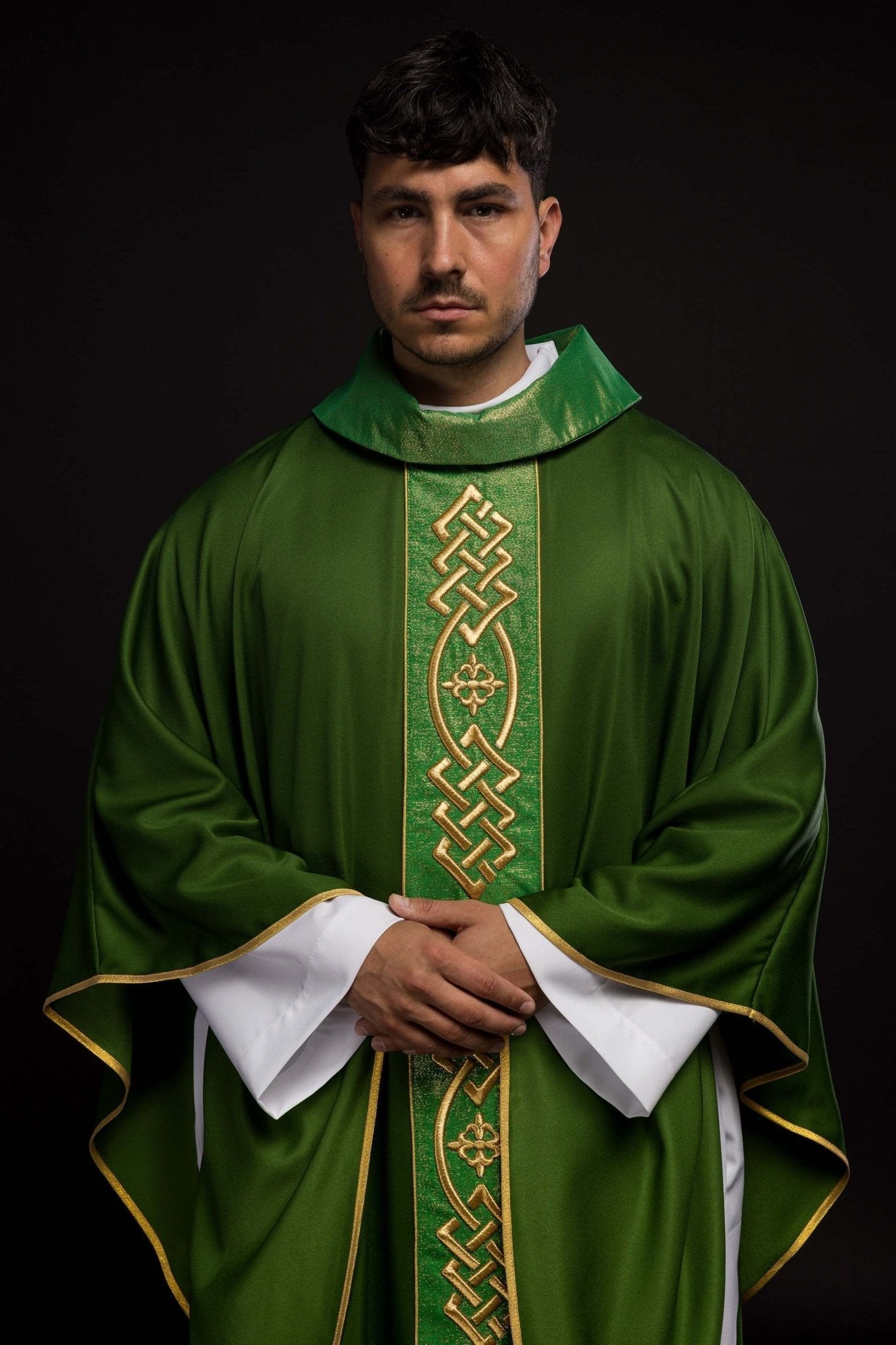 Casulla verde con galón ricamente bordado KOR/266/01/53 - CASULLAS.ES