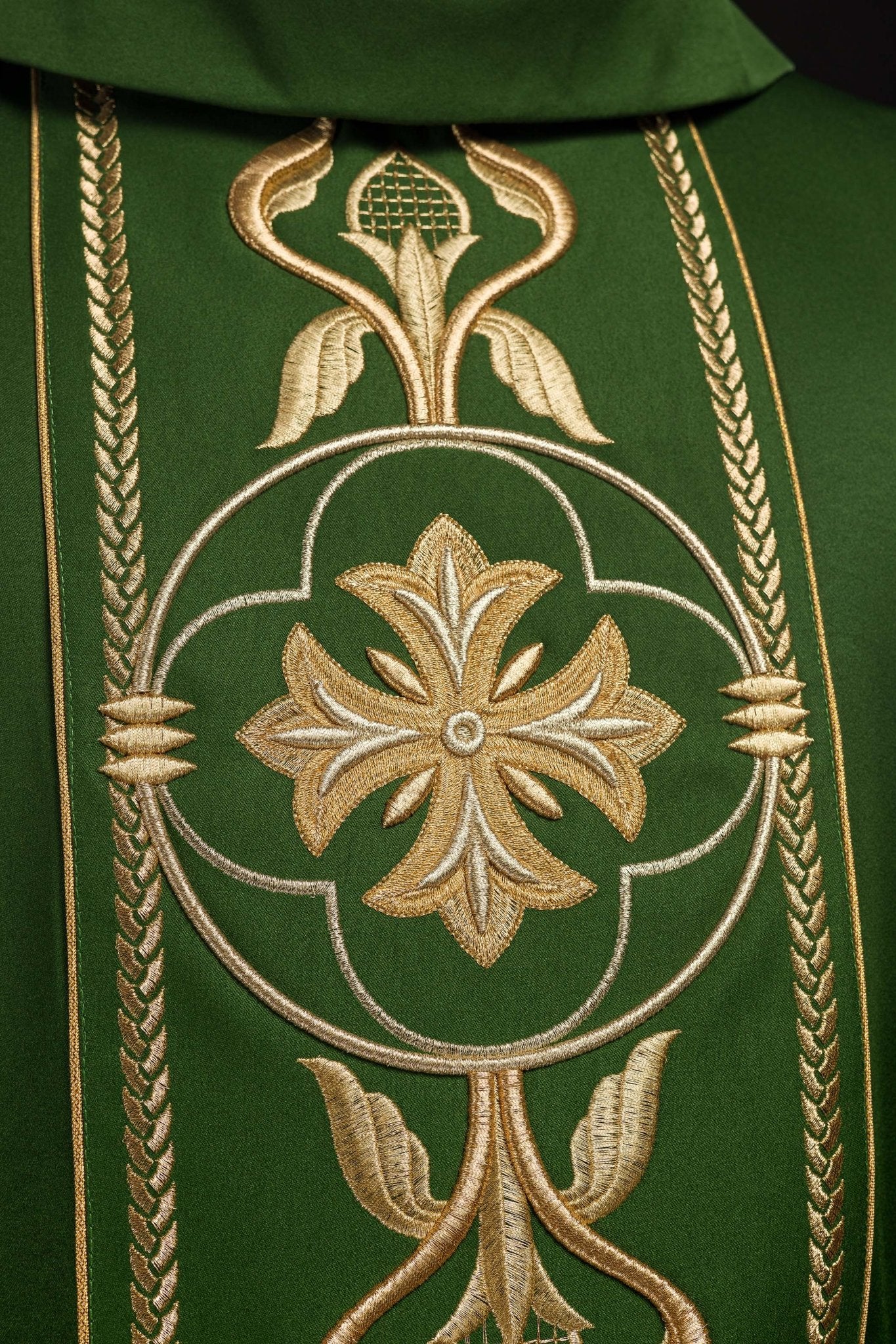 Casulla verde con galón ricamente bordado KOR/267/01/53 - CASULLAS.ES