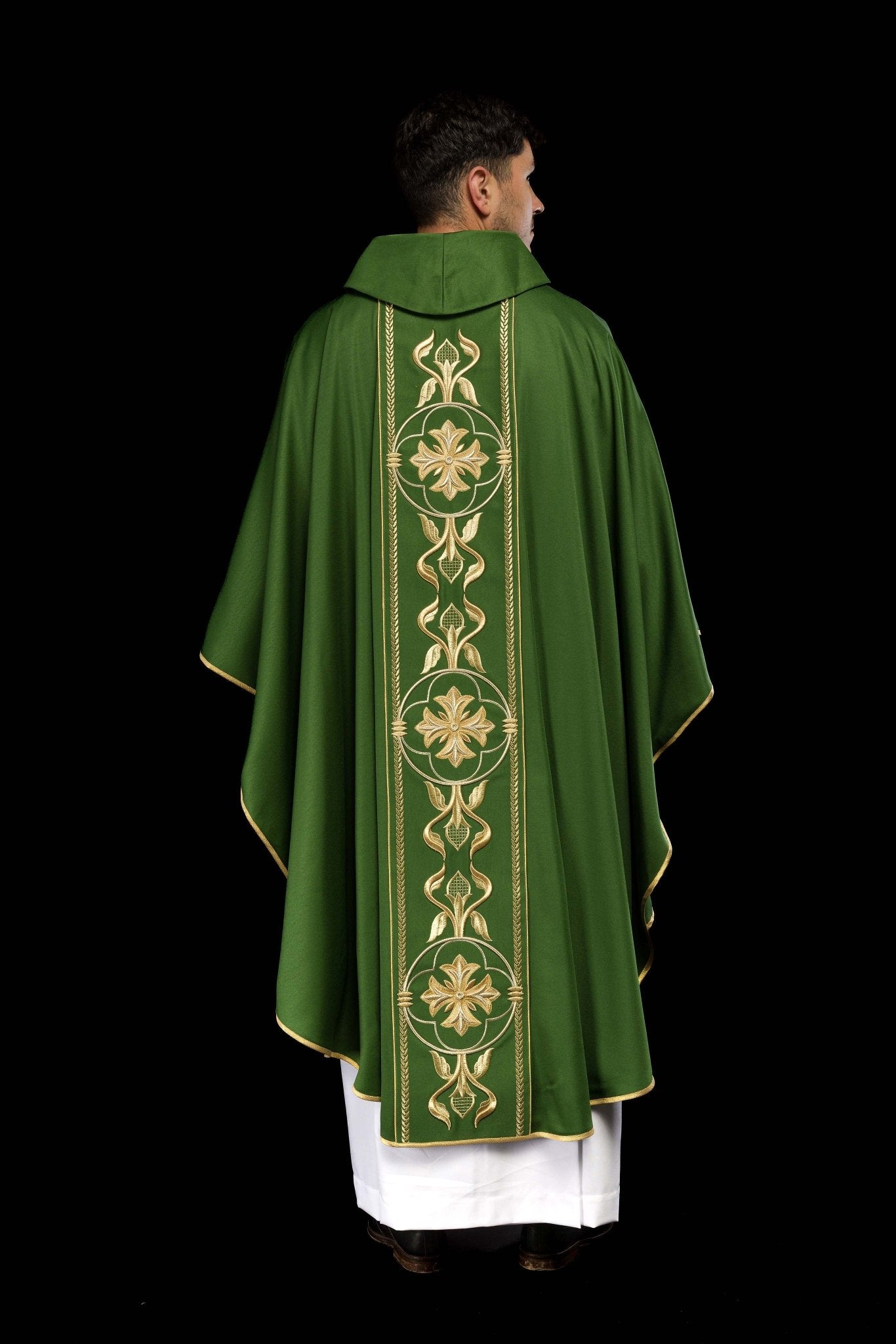 Casulla verde con galón ricamente bordado KOR/267/01/53 - CASULLAS.ES