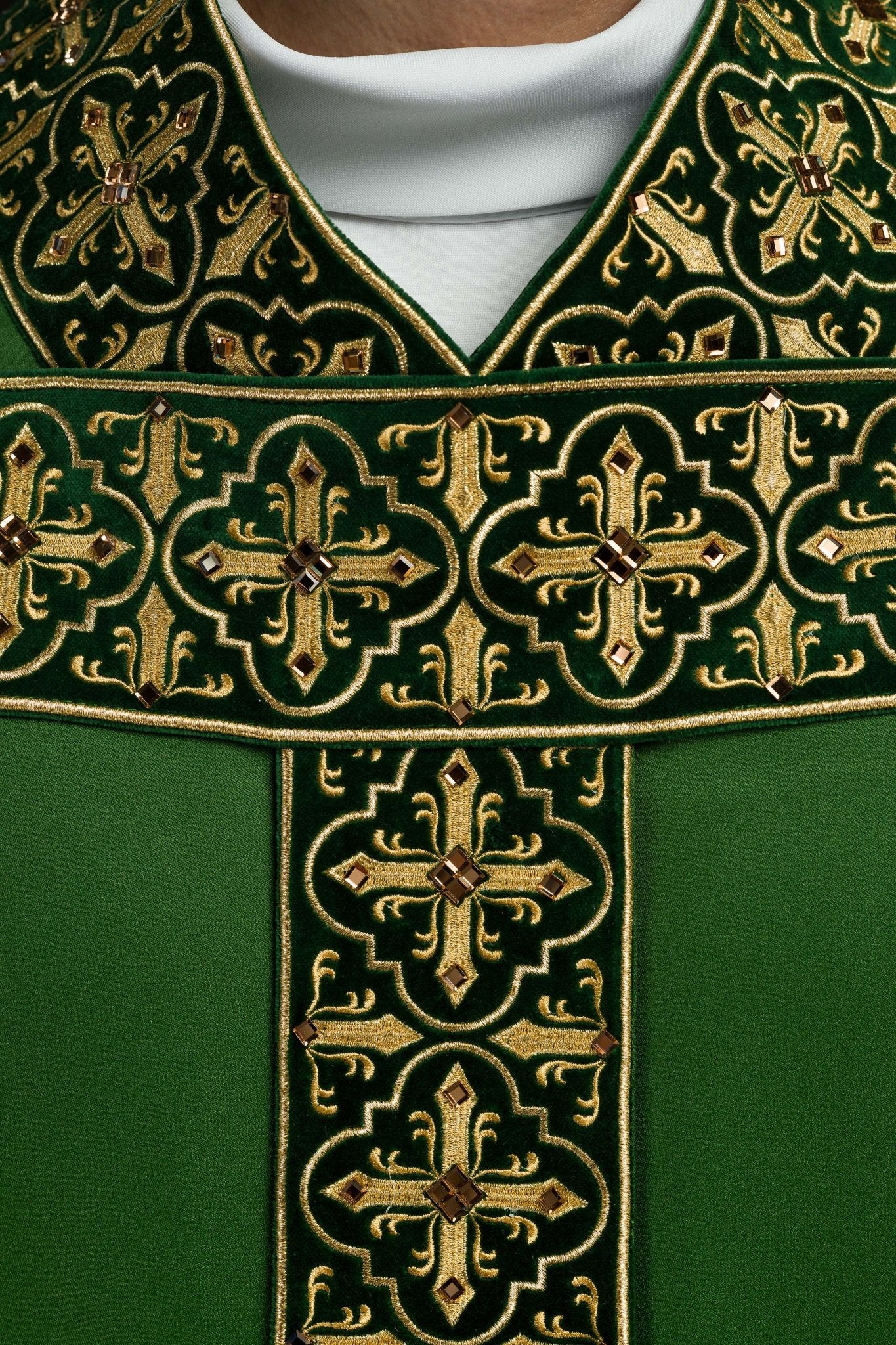 Casulla verde con galón ricamente bordado y decorado con 500 piedras LE/7004/01 - CASULLAS.ES