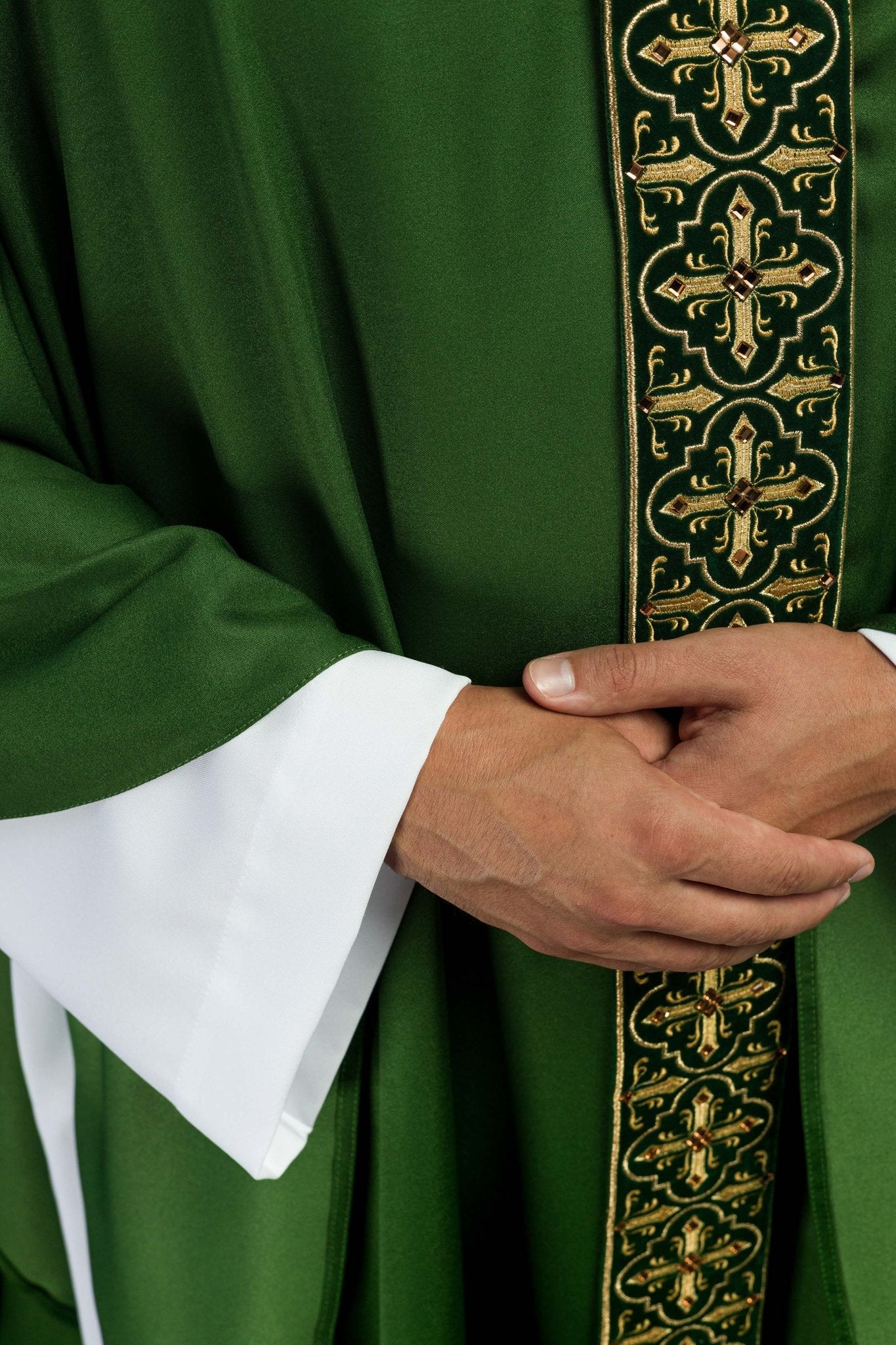 Casulla verde con galón ricamente bordado y decorado con 500 piedras LE/7104/01 - CASULLAS.ES