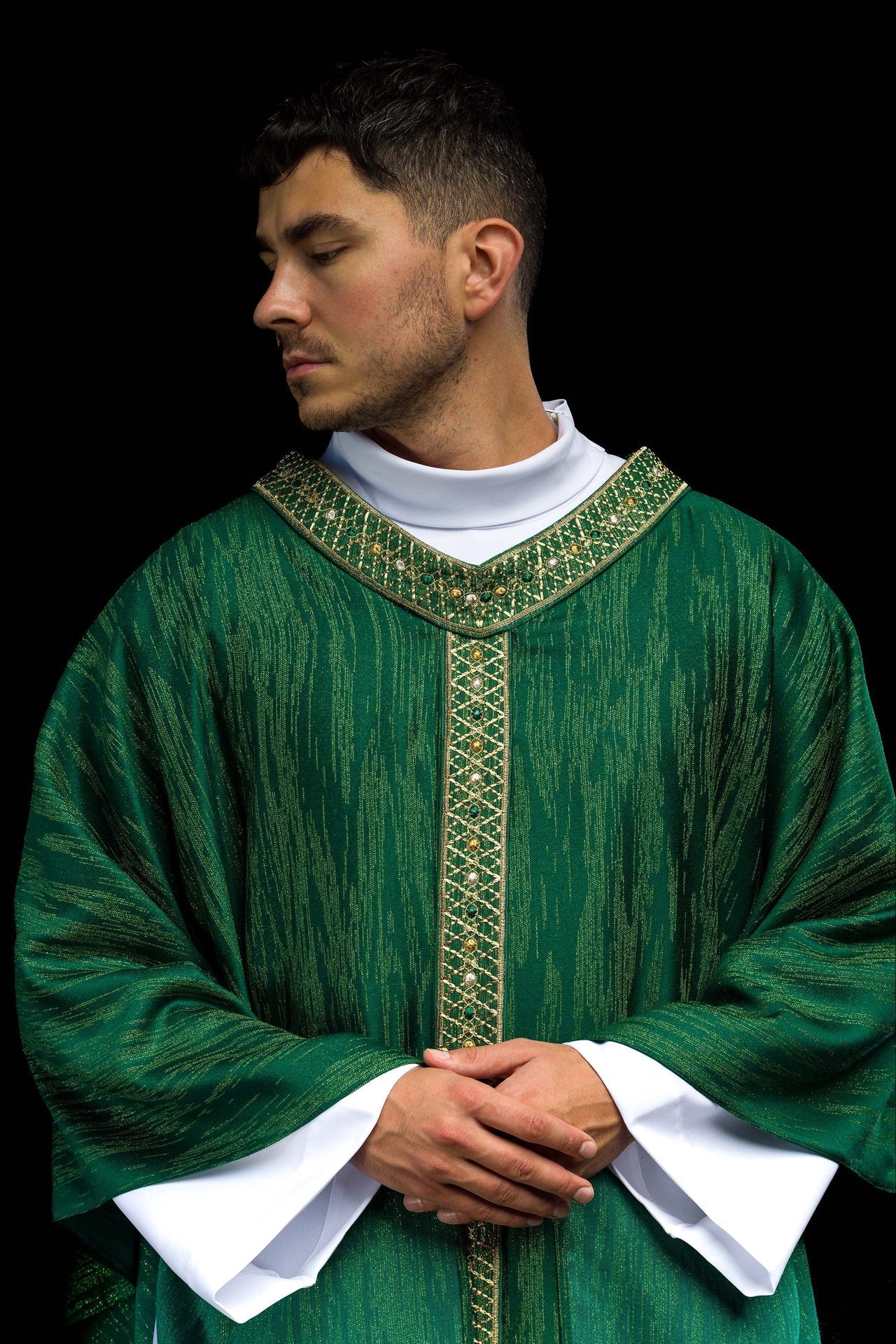 Casulla verde con galón y cuello bordados LE/7033/01 - CASULLAS.ES