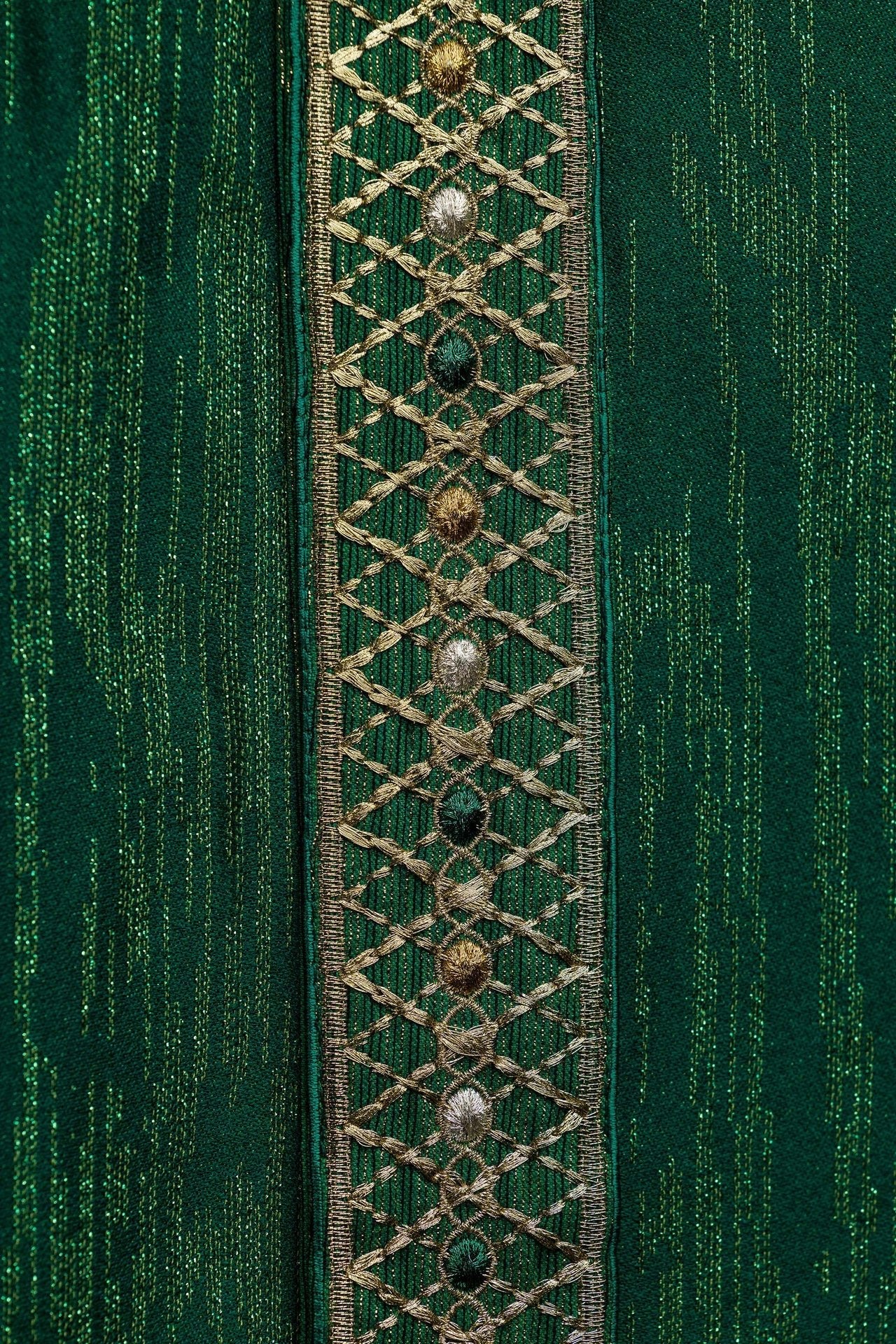 Casulla verde con galón y cuello bordados LE/7033/01 - CASULLAS.ES