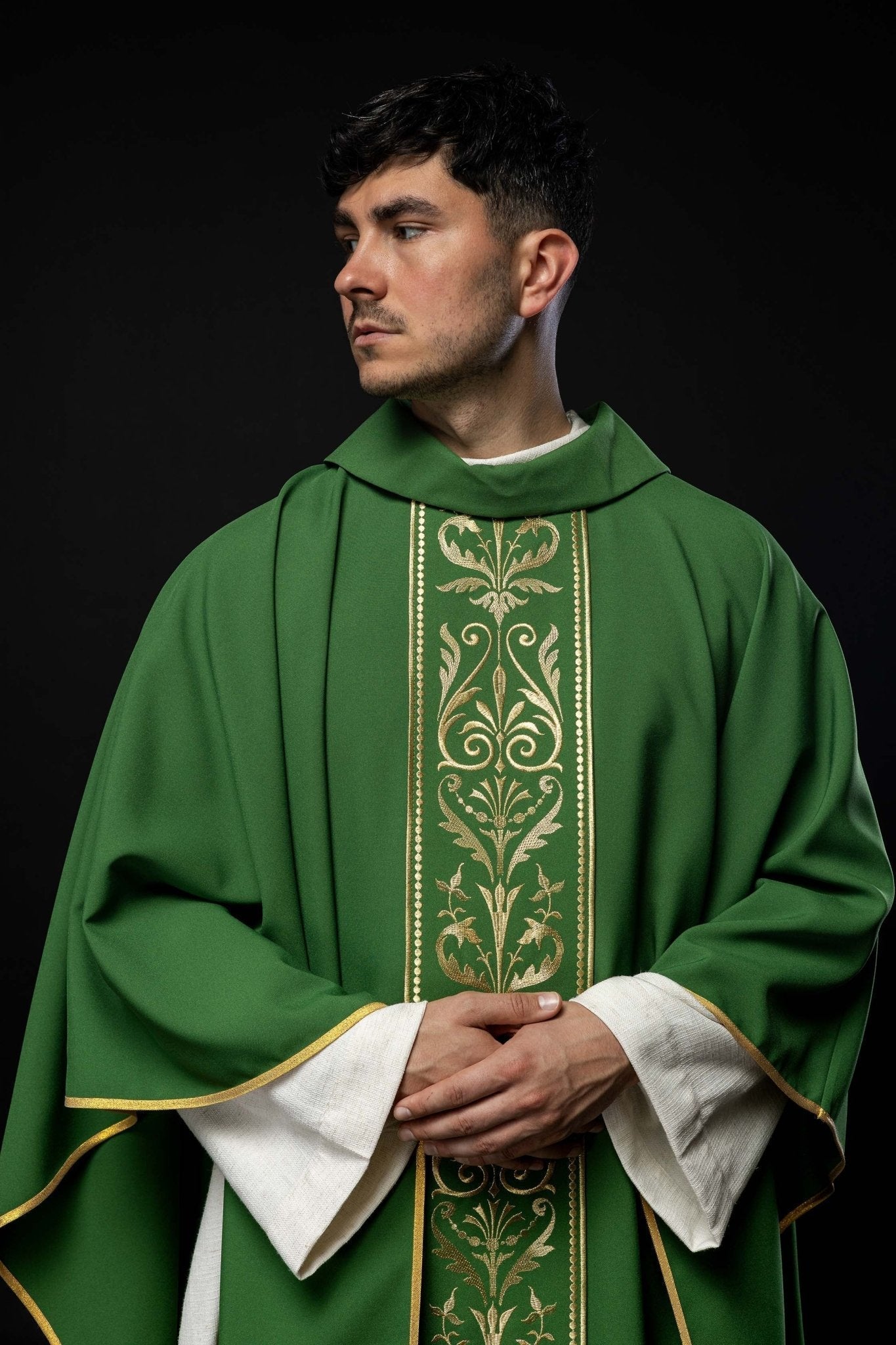 Casulla verde con motivo bordado dorado KOR/008/01/01 ZIELONY - CASULLAS.ES