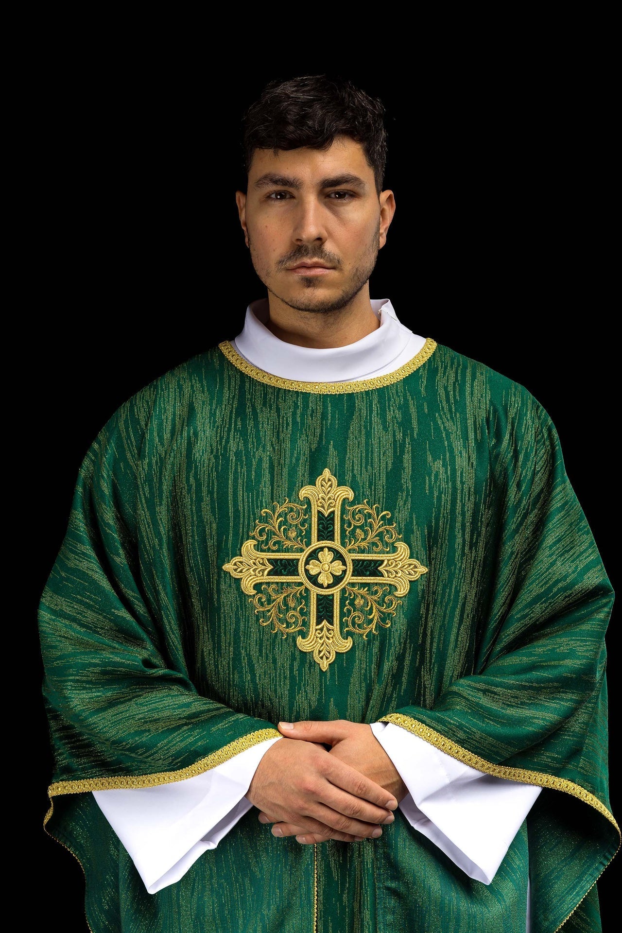 Casulla verde con motivo de cruz bordada en tejido decorativo KOA/006/01/99 - CASULLAS.ES