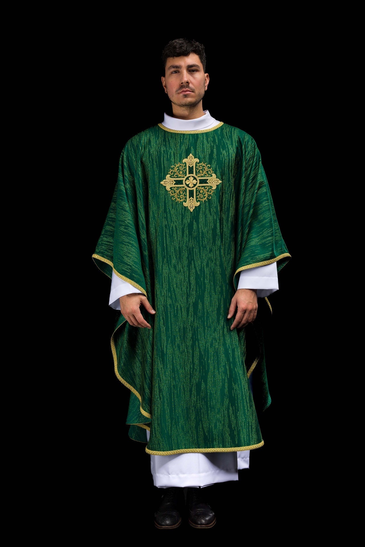 Casulla verde con motivo de cruz bordada en tejido decorativo KOA/006/01/99 - CASULLAS.ES