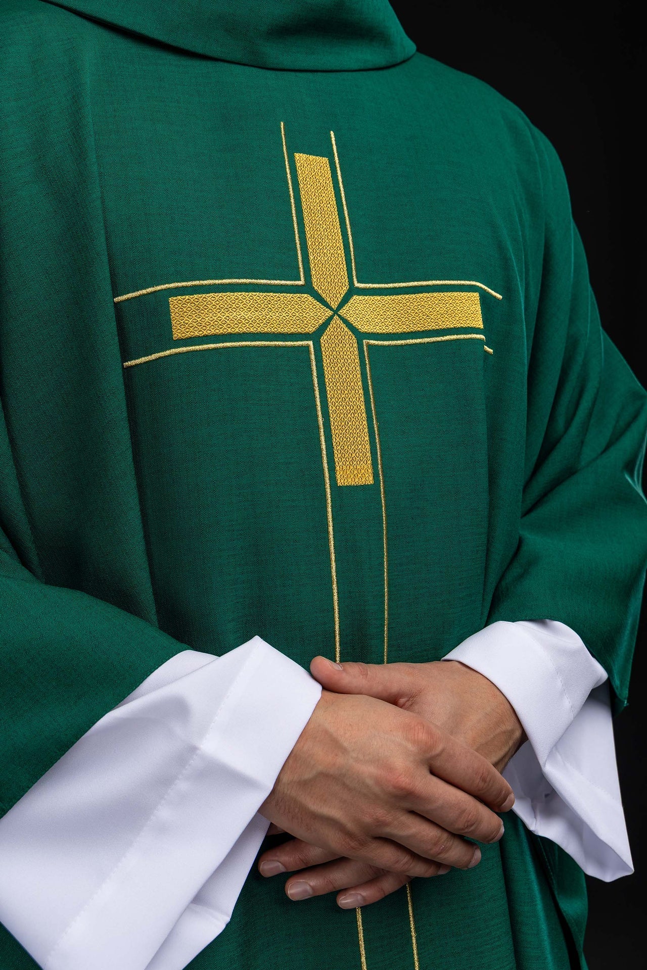 Casulla verde con motivo de cruz bordado LE/7019/01 - CASULLAS.ES