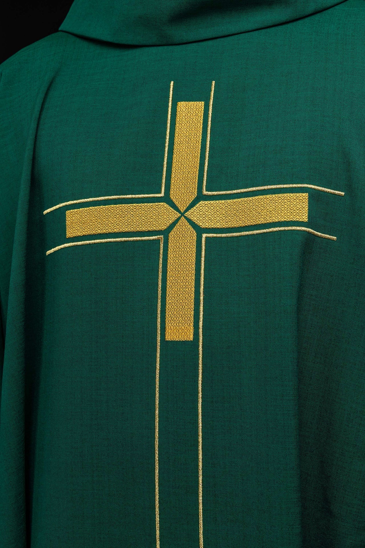 Casulla verde con motivo de cruz bordado LE/7019/01 - CASULLAS.ES