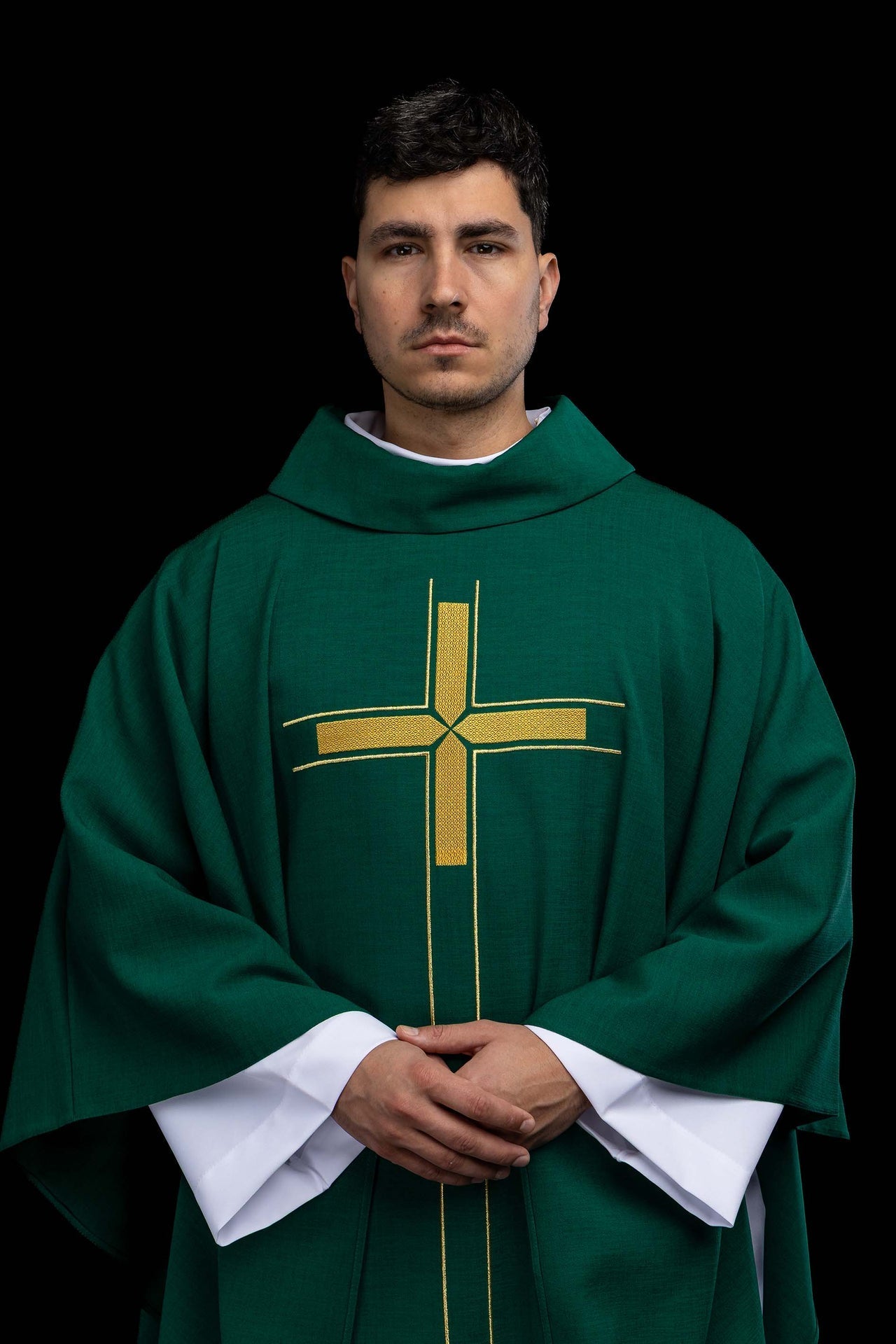 Casulla verde con motivo de cruz bordado LE/7019/01 - CASULLAS.ES