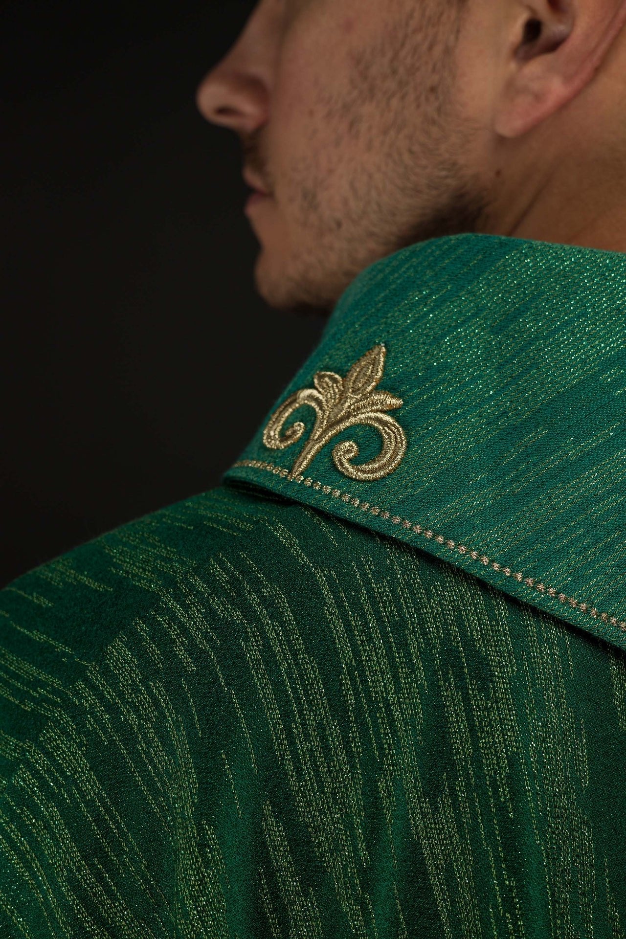 Casulla verde con motivo de cruz bordado sobre tela decorativa LE/7036/01 - CASULLAS.ES