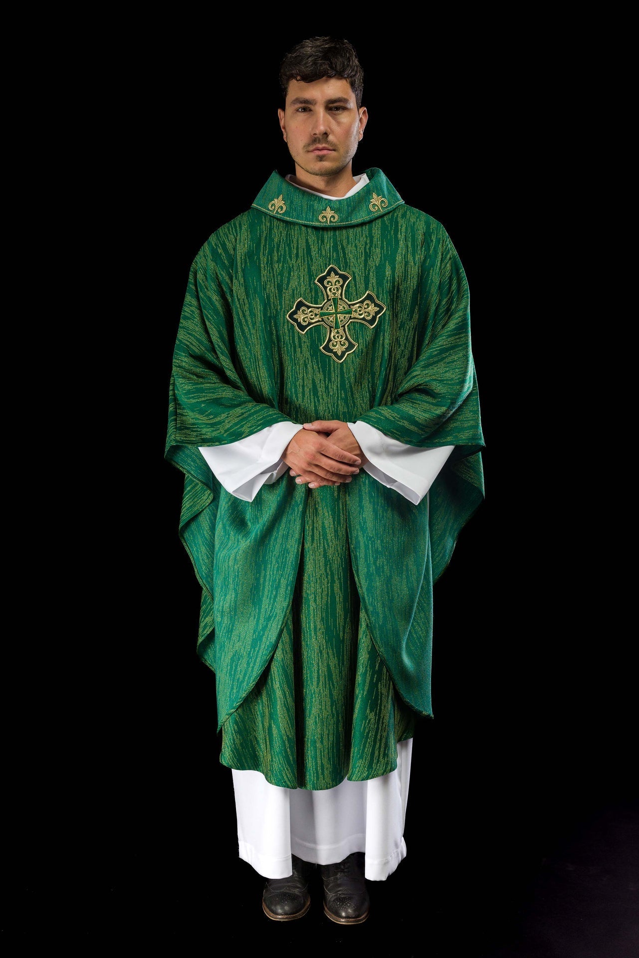 Casulla verde con motivo de cruz bordado sobre tela decorativa LE/7036/01 - CASULLAS.ES