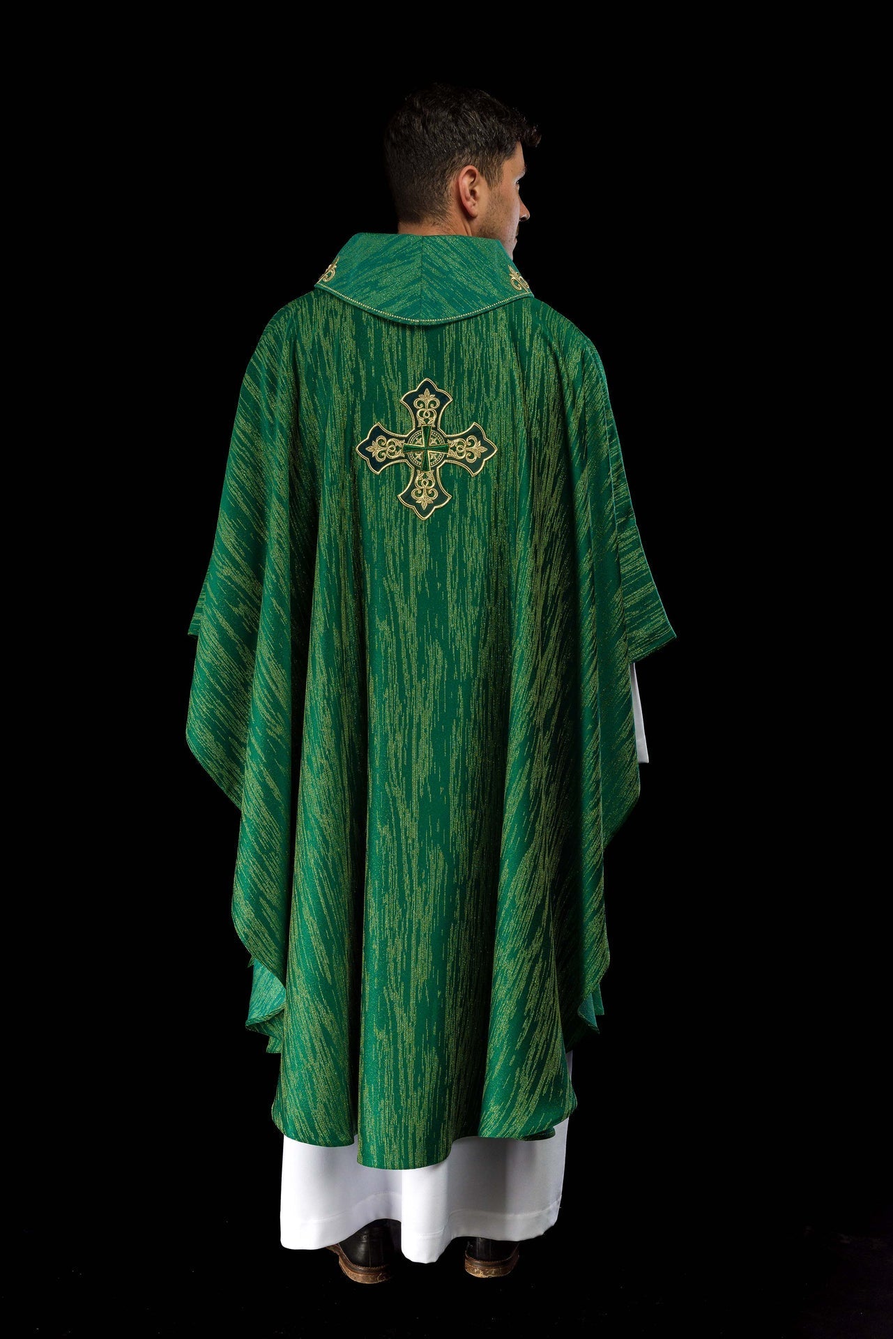 Casulla verde con motivo de cruz bordado sobre tela decorativa LE/7036/01 - CASULLAS.ES