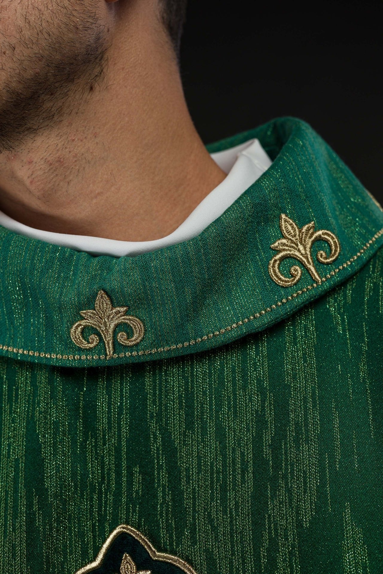 Casulla verde con motivo de cruz bordado sobre tela decorativa LE/7036/01 - CASULLAS.ES
