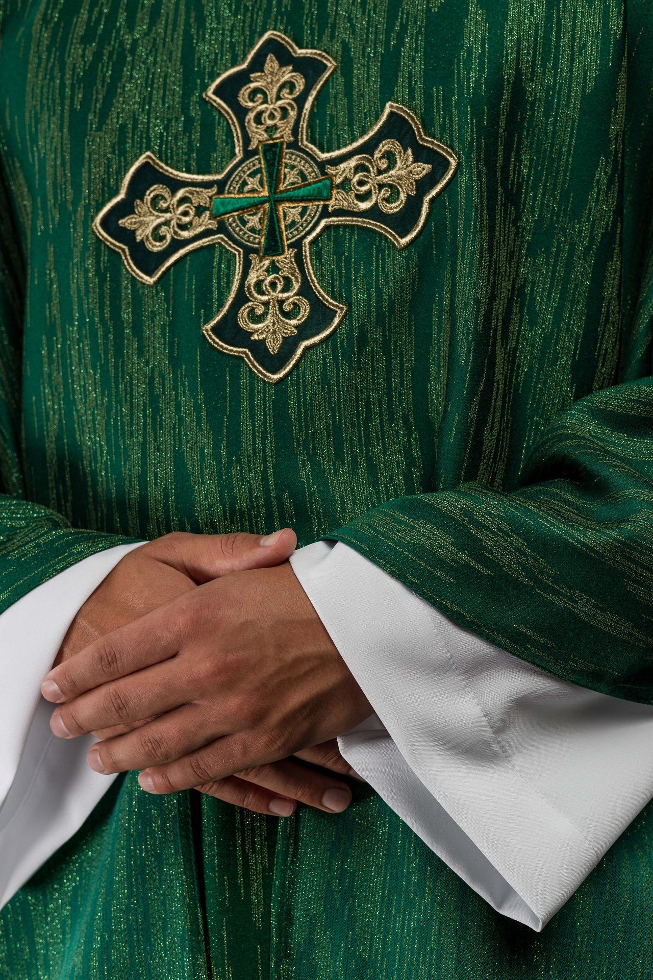 Casulla verde con motivo de cruz bordado sobre tela decorativa LE/7036/01 - CASULLAS.ES