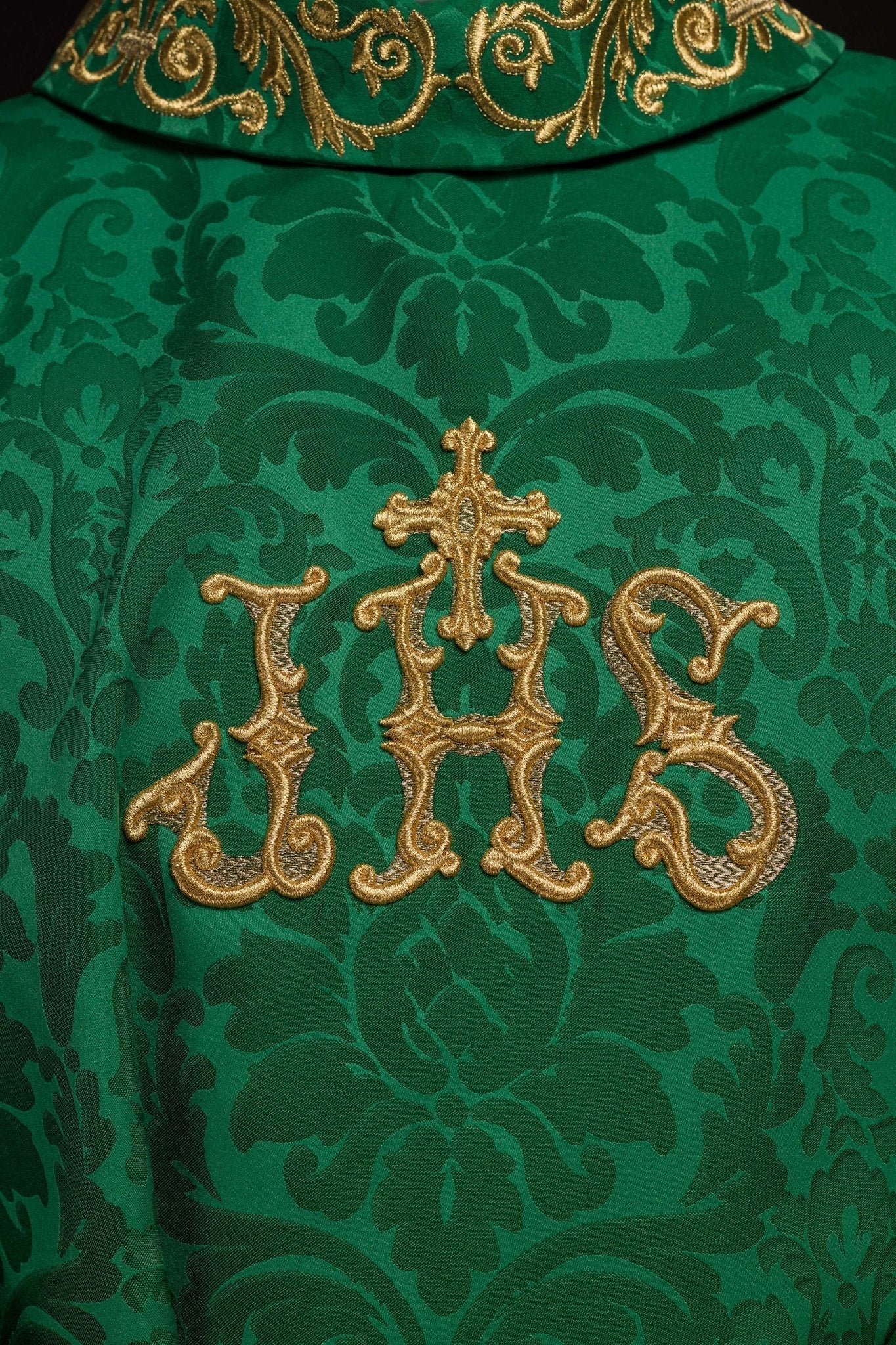 Casulla verde con motivo IHS y cuello ricamente bordado sobre tela decorativa LE/7157/01 - CASULLAS.ES