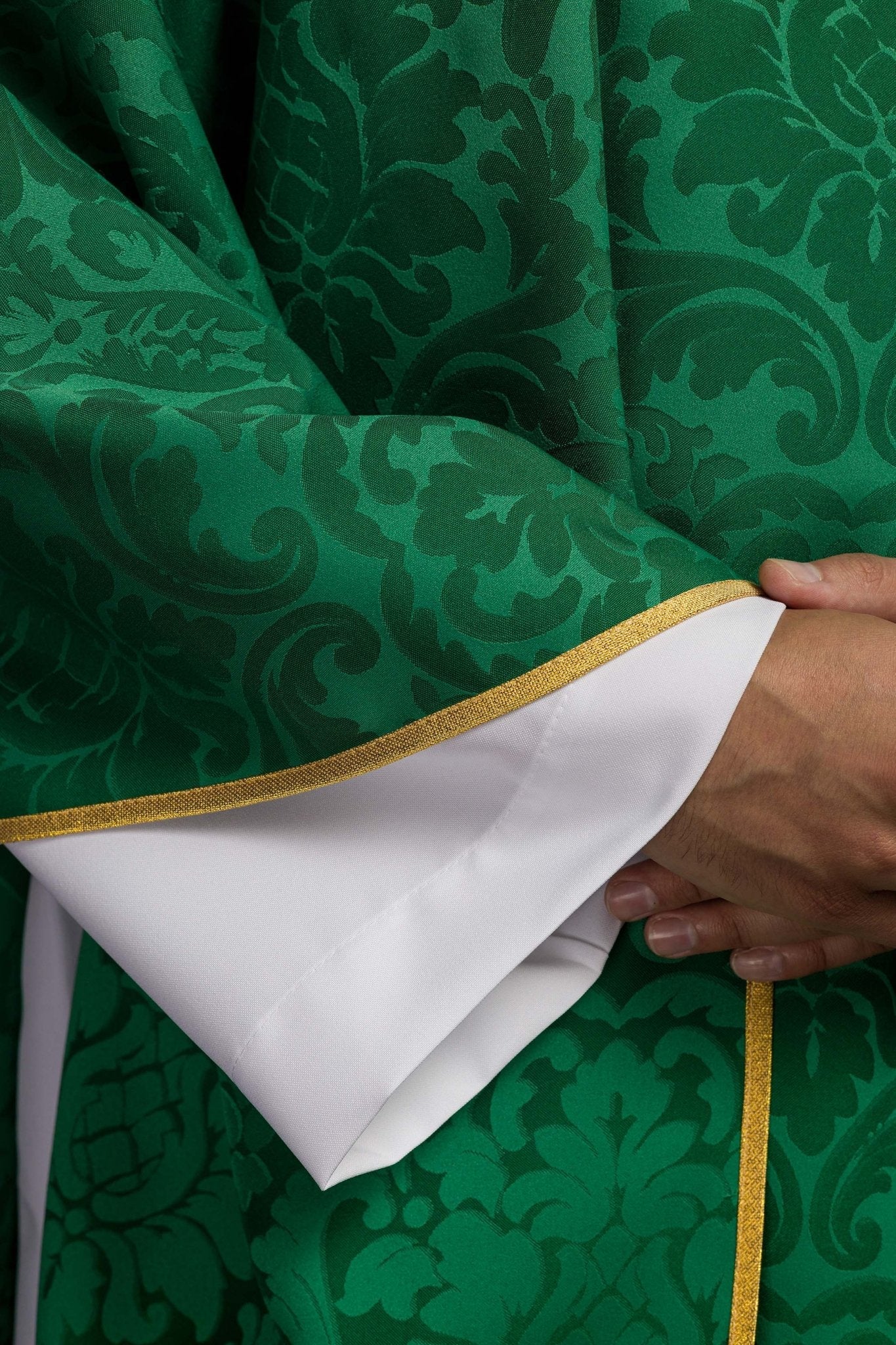 Casulla verde con motivo IHS y cuello ricamente bordado sobre tela decorativa LE/7157/01 - CASULLAS.ES