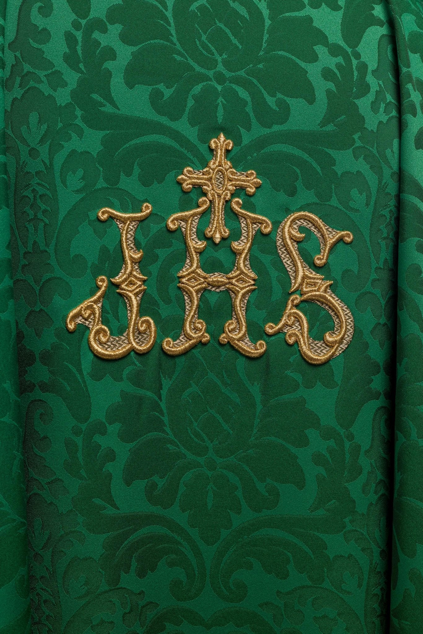 Casulla verde con motivo IHS y cuello ricamente bordado sobre tela decorativa LE/7157/01 - CASULLAS.ES