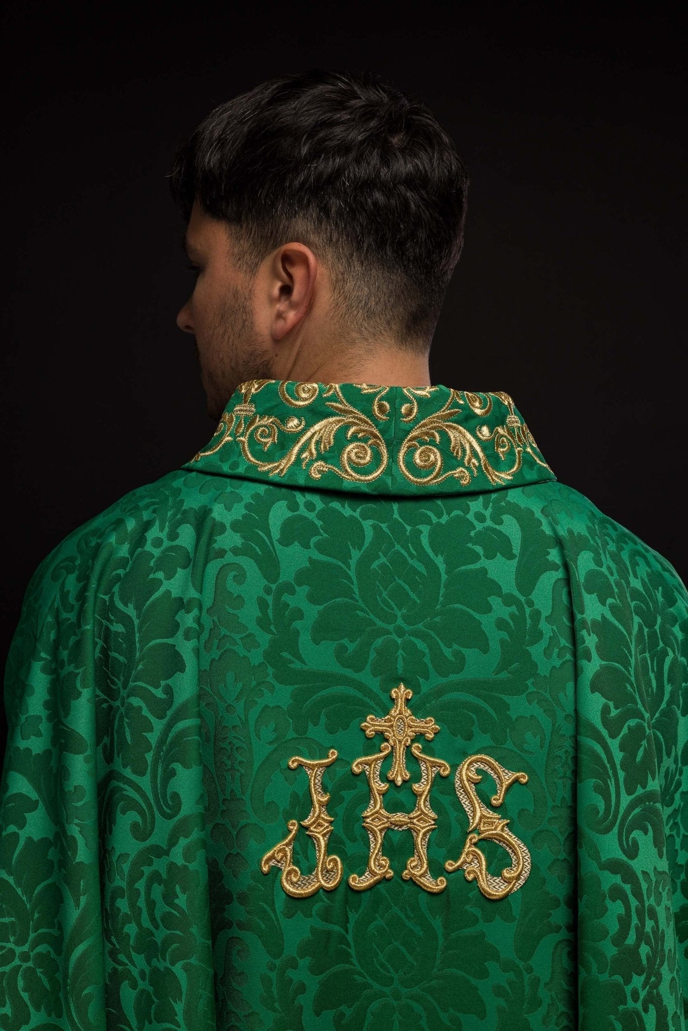 Casulla verde con motivo IHS y cuello ricamente bordado sobre tela decorativa LE/7157/01 - CASULLAS.ES