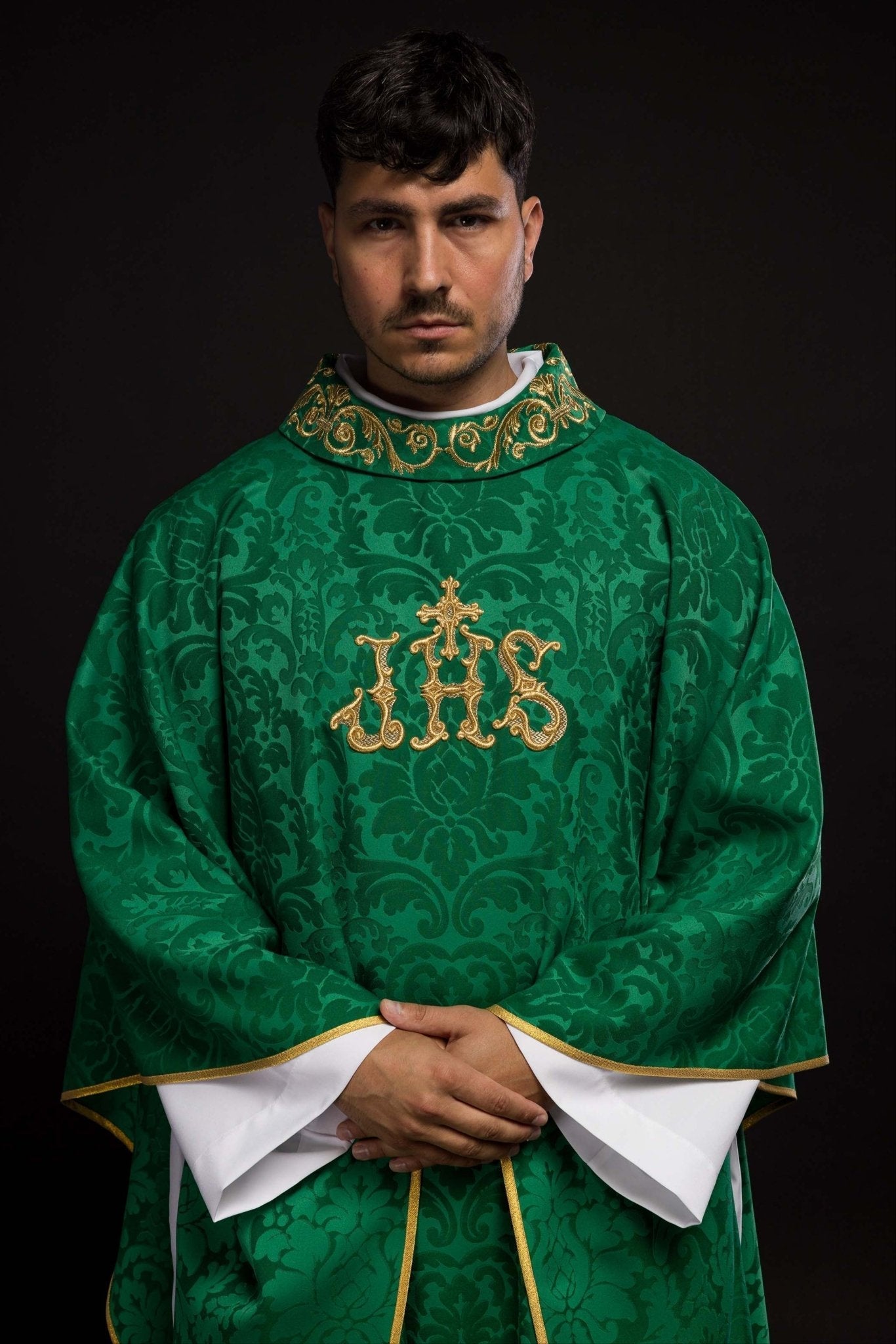 Casulla verde con motivo IHS y cuello ricamente bordado sobre tela decorativa LE/7157/01 - CASULLAS.ES