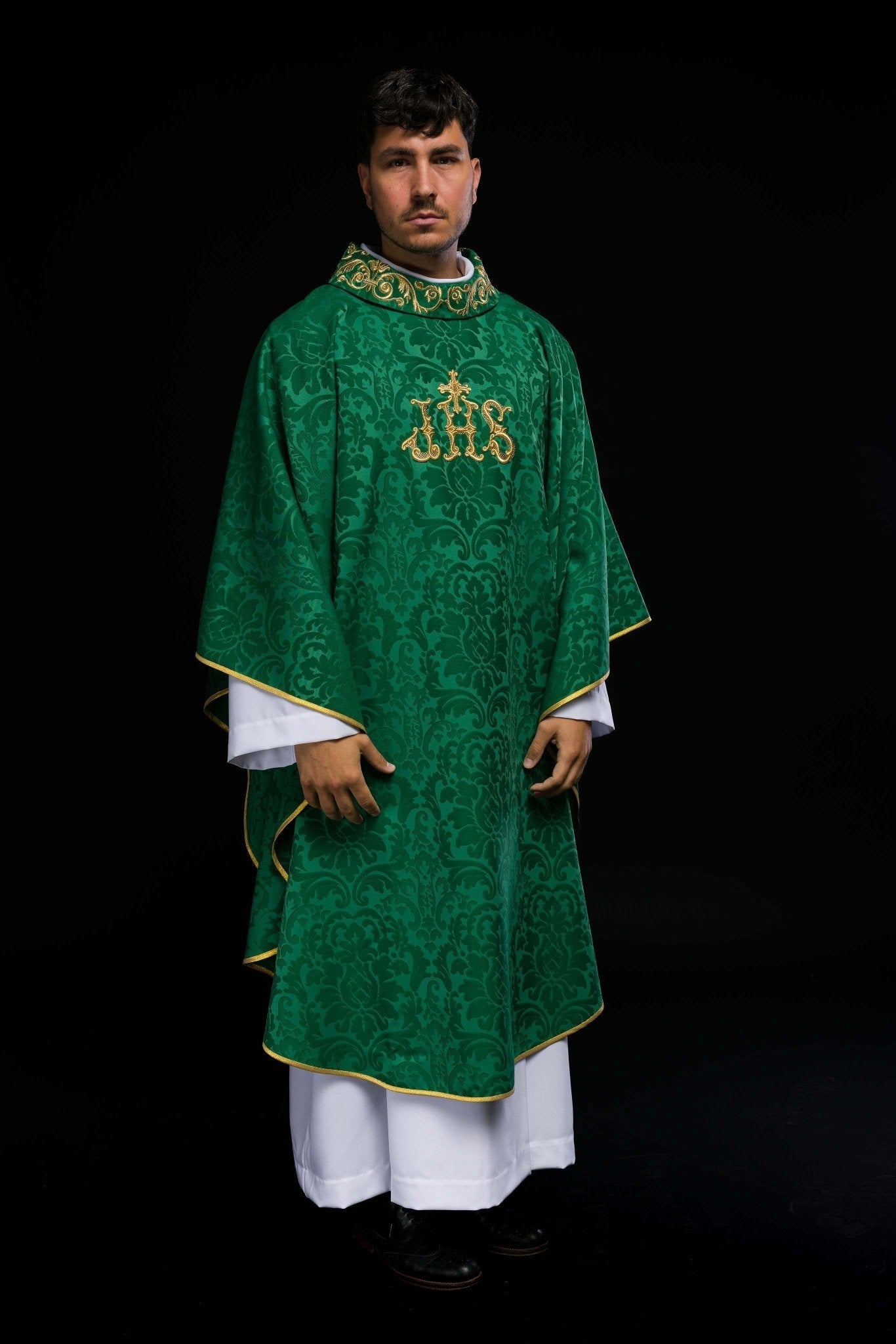 Casulla verde con motivo IHS y cuello ricamente bordado sobre tela decorativa LE/7157/01 - CASULLAS.ES