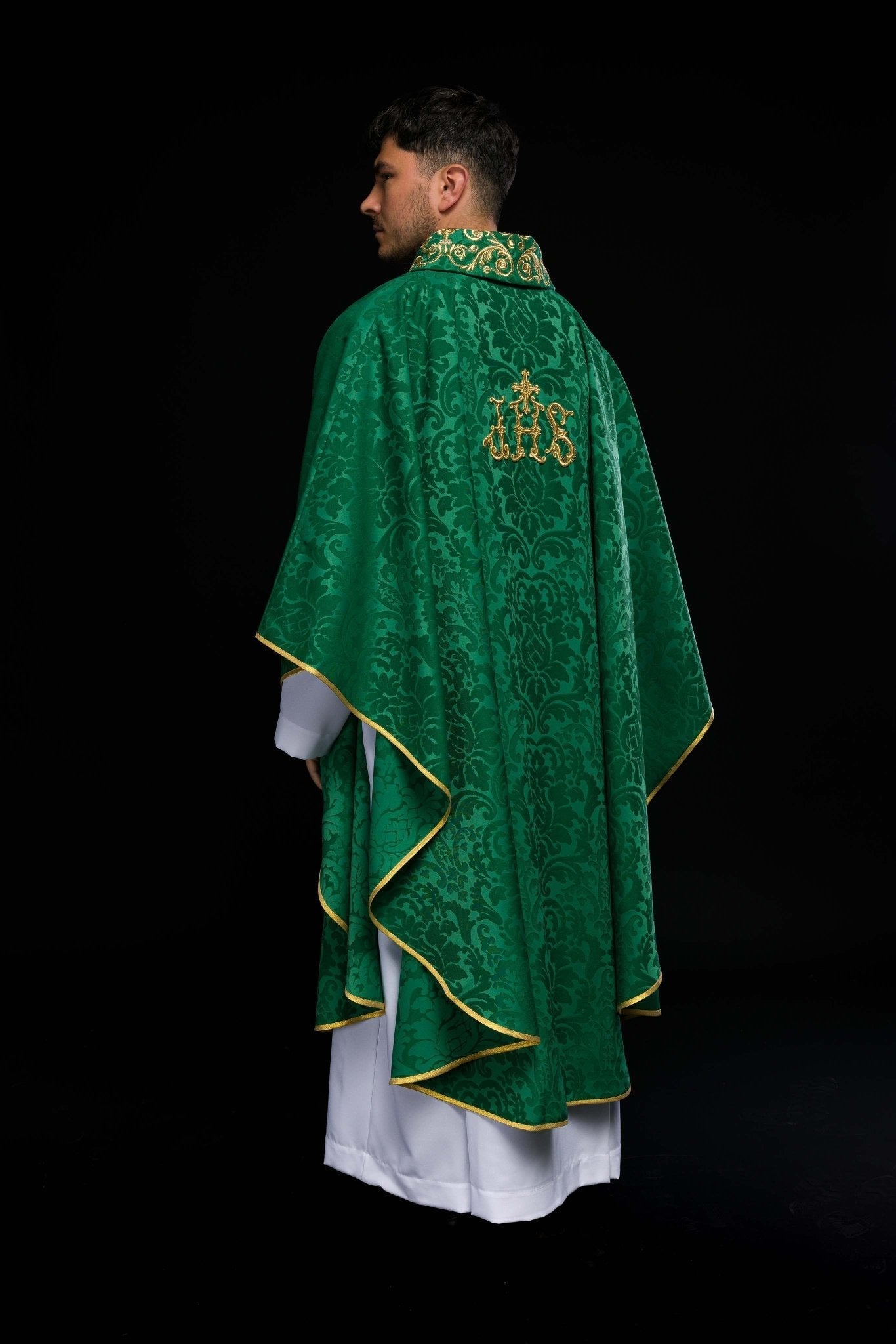 Casulla verde con motivo IHS y cuello ricamente bordado sobre tela decorativa LE/7157/01 - CASULLAS.ES