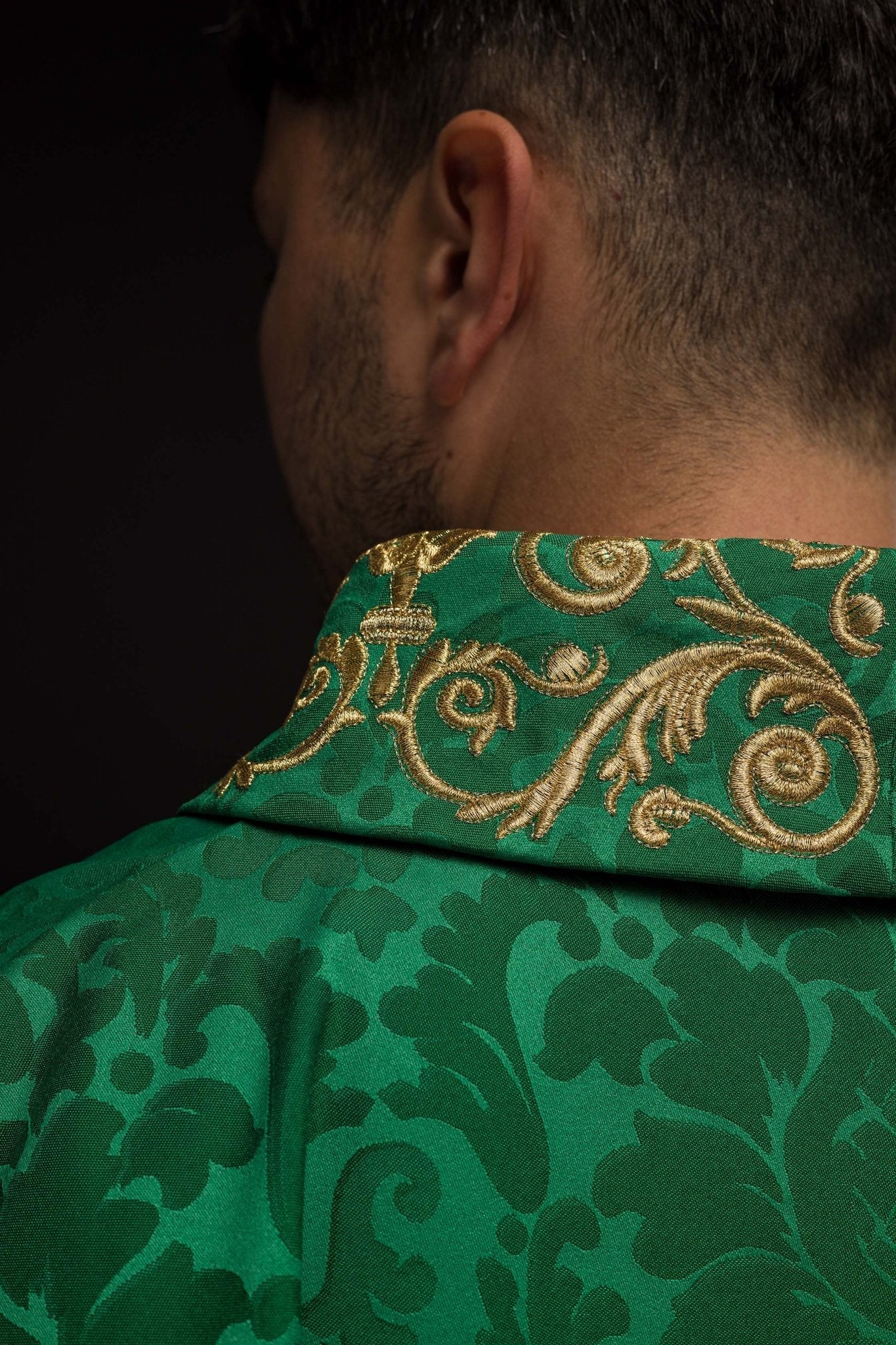 Casulla verde con motivo IHS y cuello ricamente bordado sobre tela decorativa LE/7157/01 - CASULLAS.ES