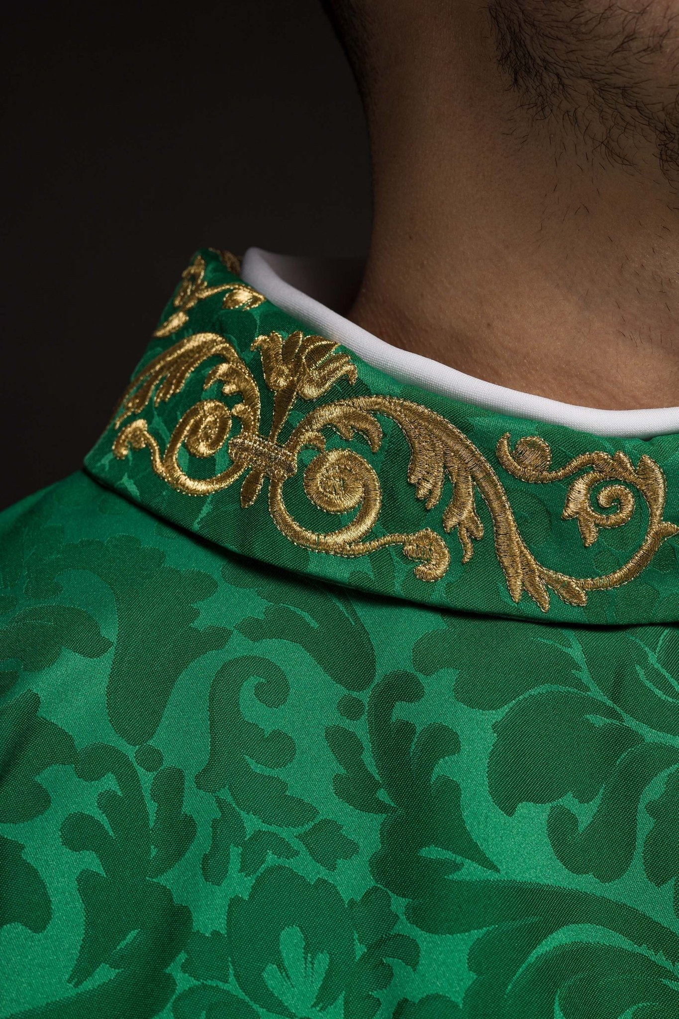 Casulla verde con motivo IHS y cuello ricamente bordado sobre tela decorativa LE/7157/01 - CASULLAS.ES