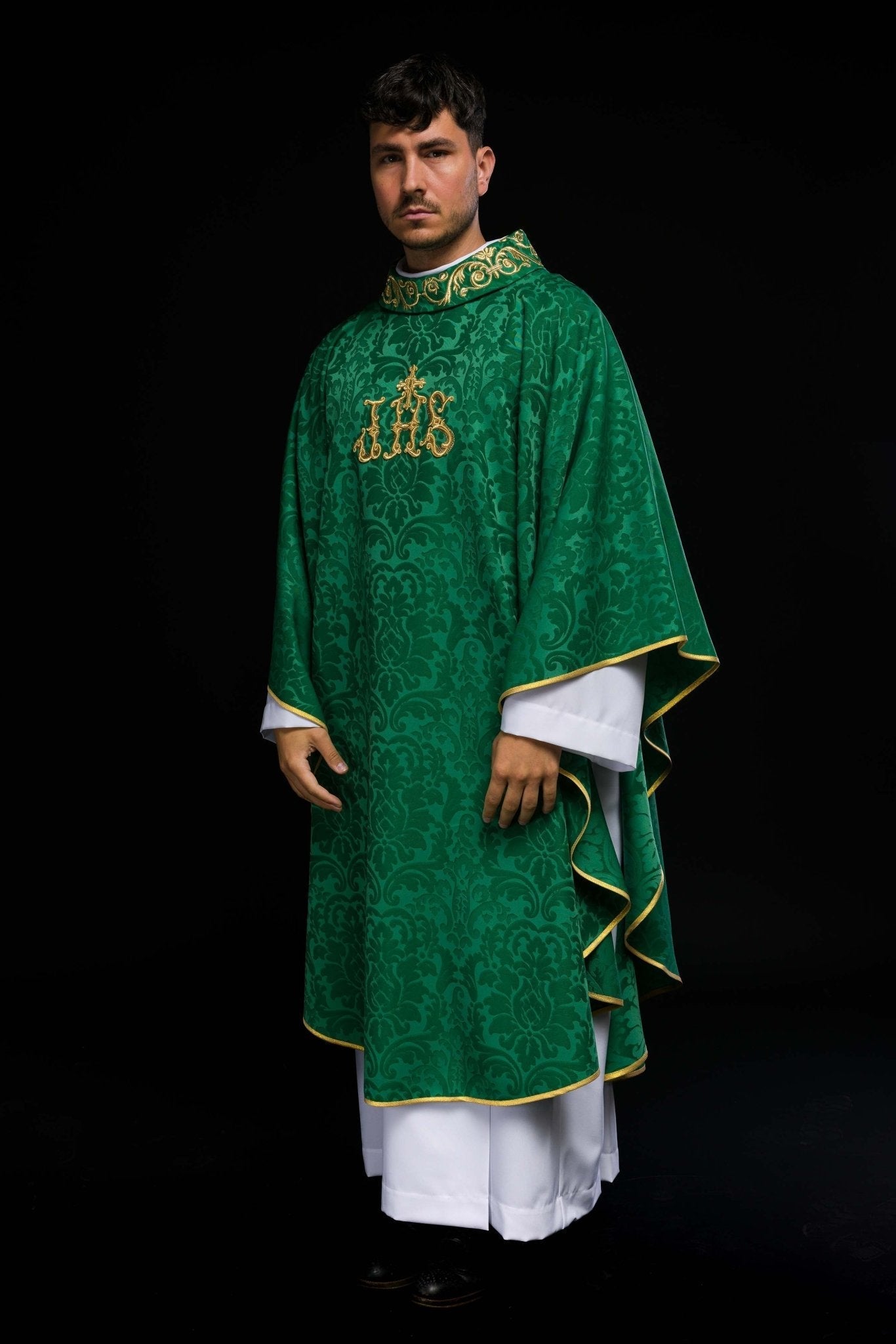 Casulla verde con motivo IHS y cuello ricamente bordado sobre tela decorativa LE/7157/01 - CASULLAS.ES