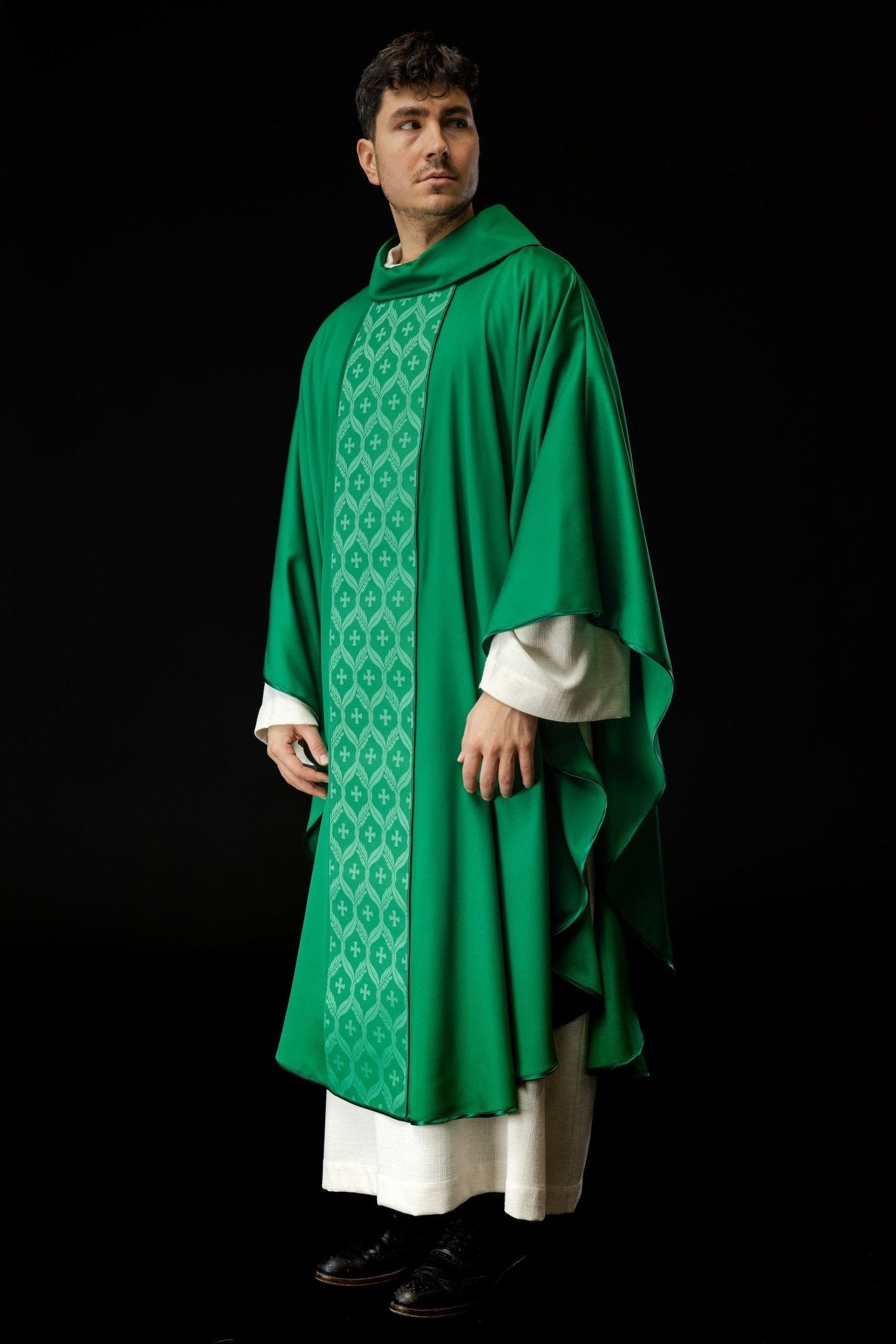Casulla verde con patrón de cruz jacquard KOR/402/01/53 - CASULLAS.ES