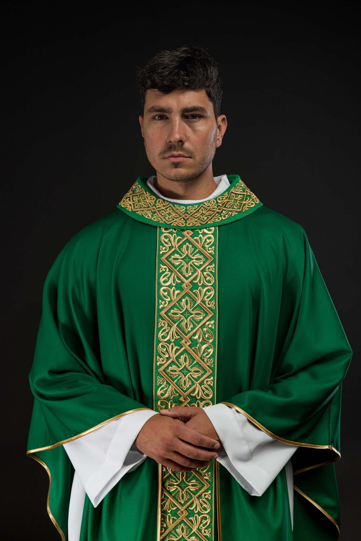 Casulla verde ricamente bordada con motivo floral y cruces LE/7027/01 - CASULLAS.ES