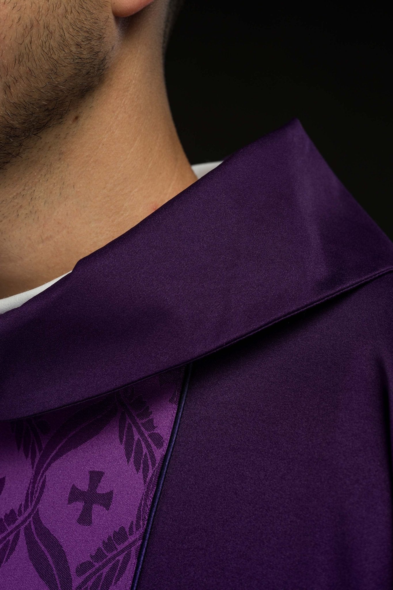 Casulla violeta con banda jacquard decorada con cruces KOR/402/03/53 - CASULLAS.ES