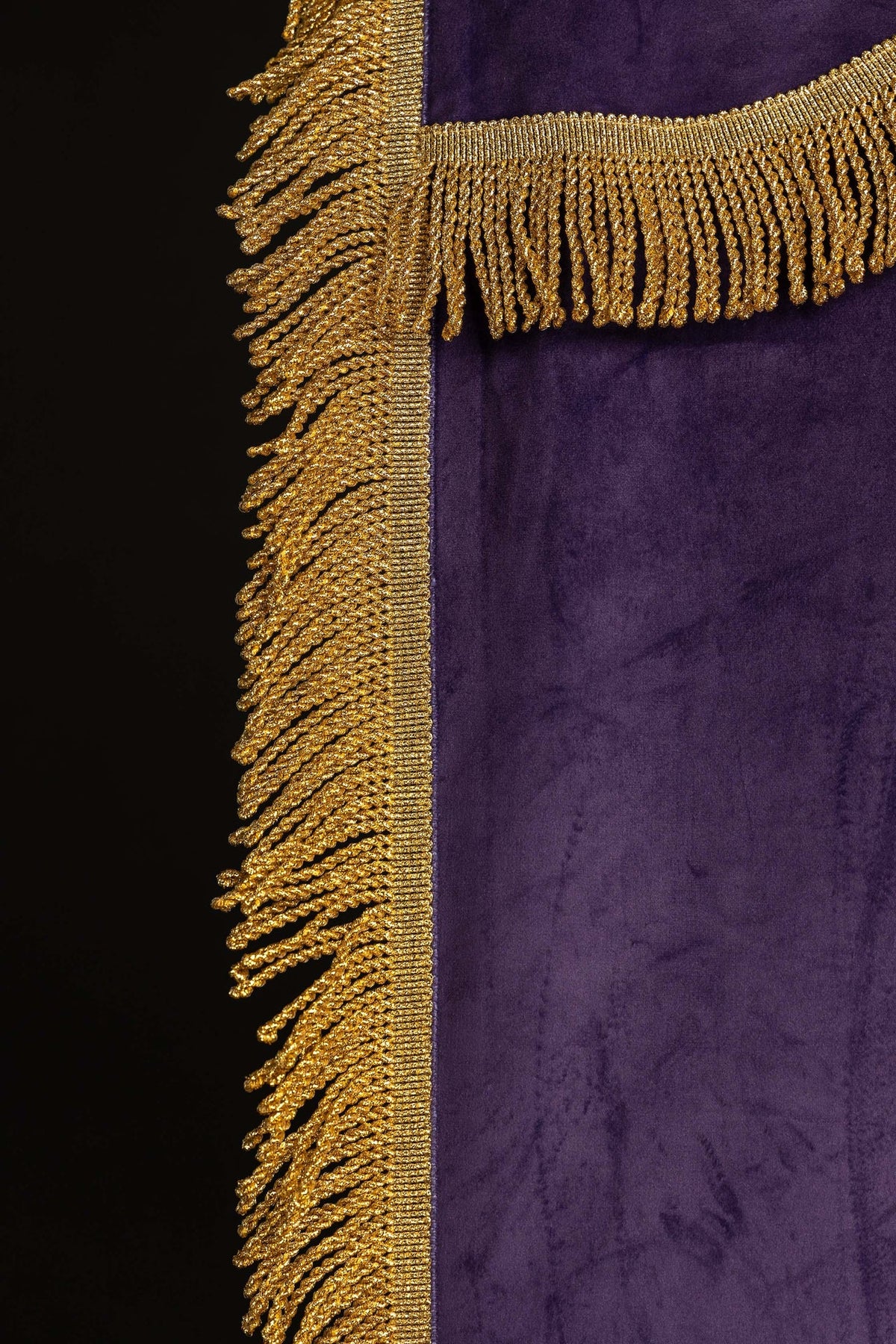 Estandarte morado, detalle de los flecos dorados laterales y superiores
