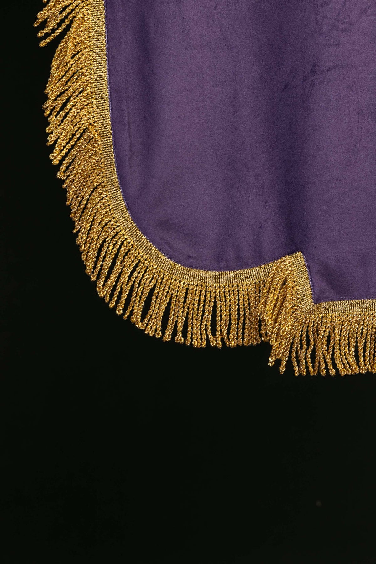 Estandarte morado, detalle de los flecos dorados del borde inferior