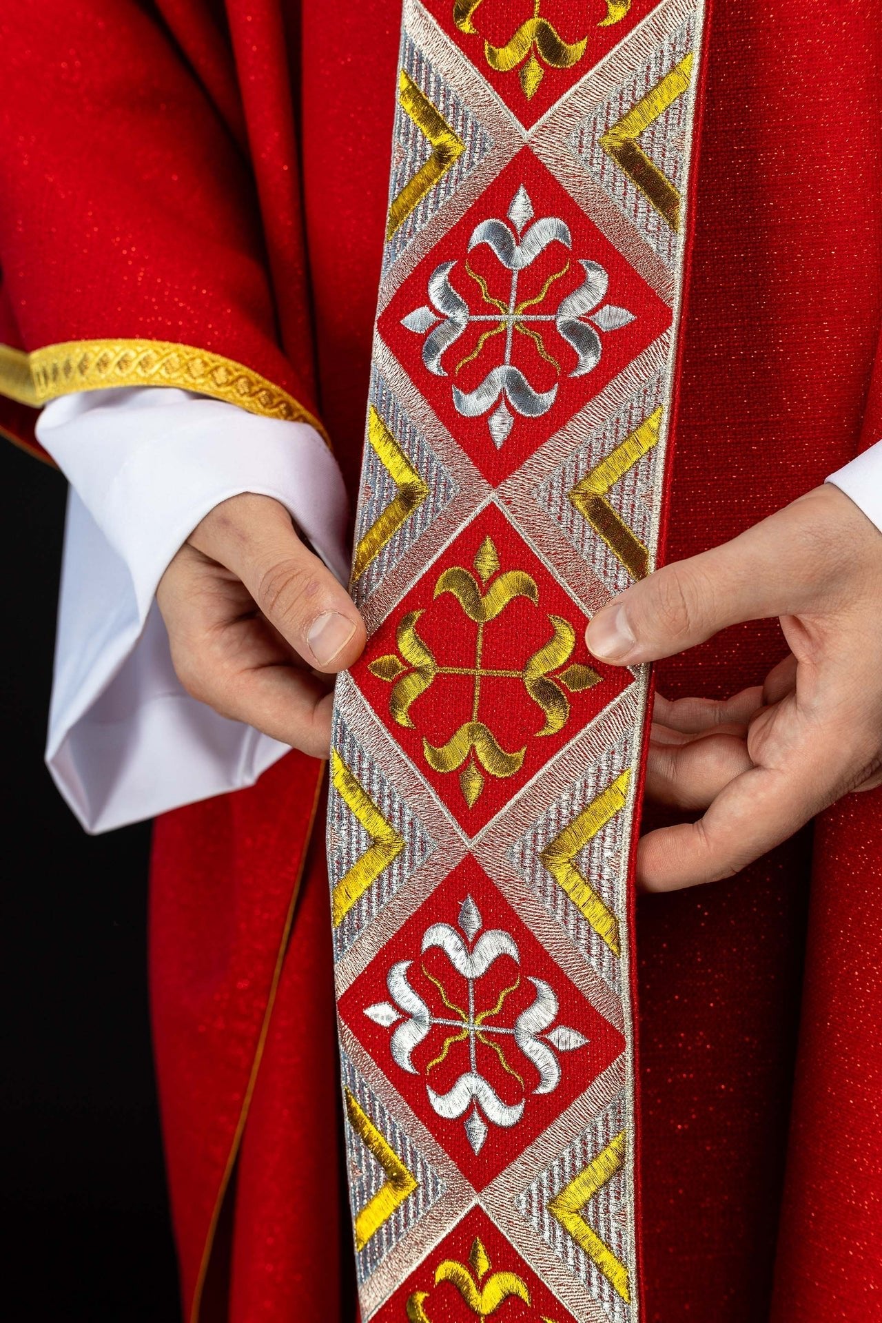 Cíngulo bordado para casulla incluido en el conjunto con la casulla color rojo LE/7042/02 - CASULLAS.ES