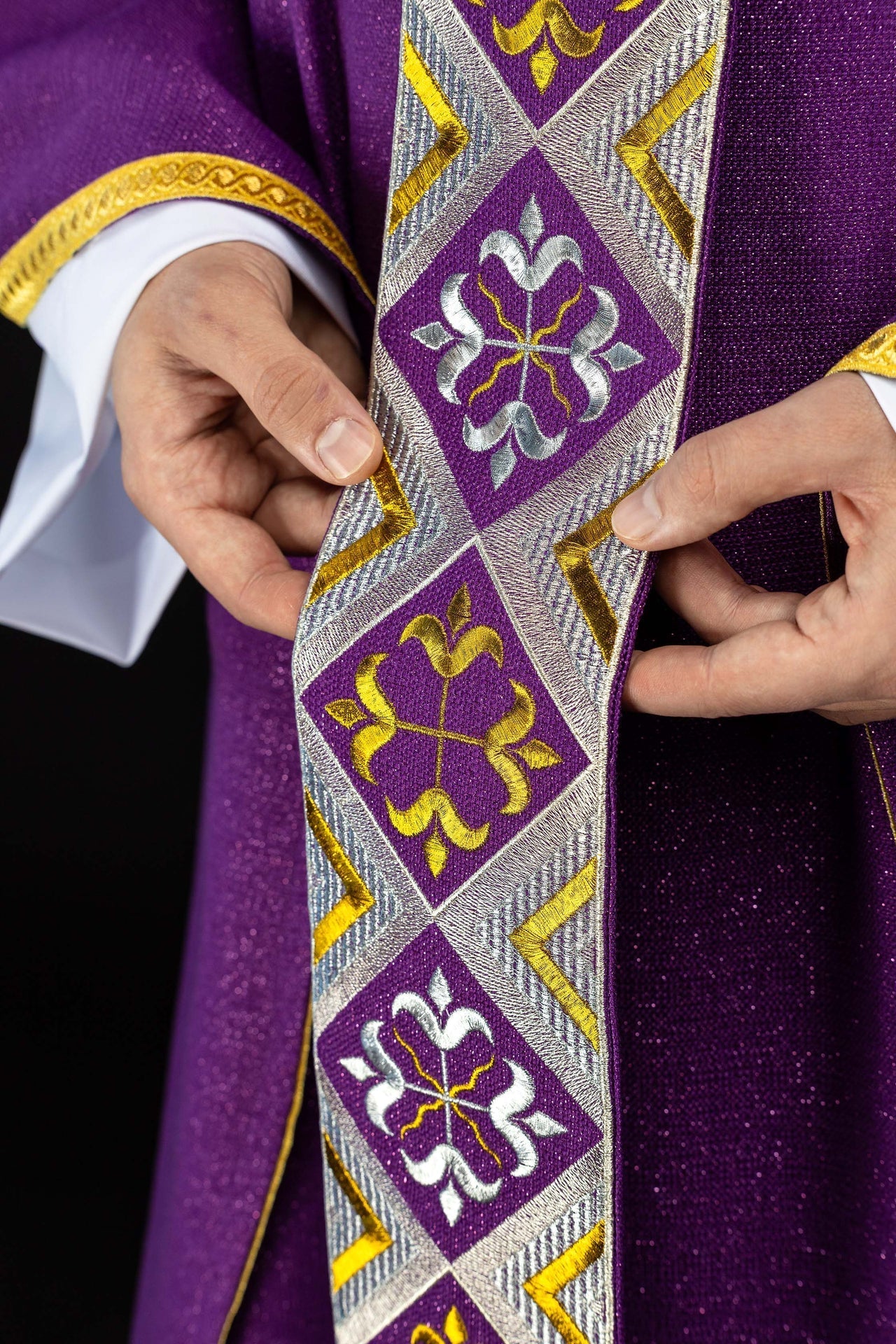 Cíngulo bordado para casulla incluido en el conjunto con la casulla color violeta LE/7042/03 - CASULLAS.ES