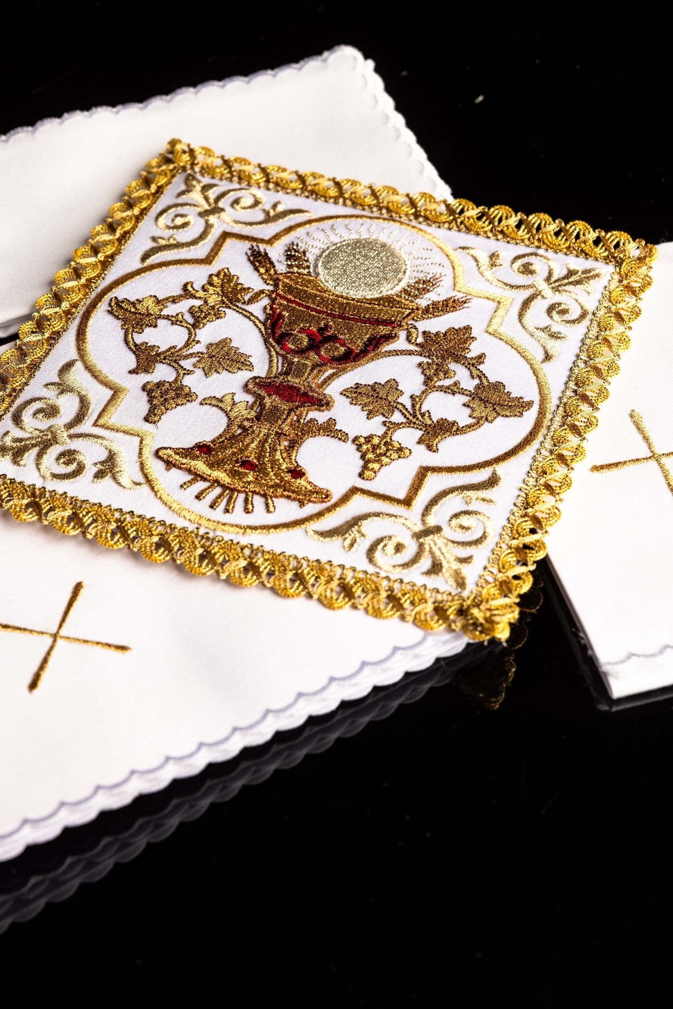 Conjunto de ropa de altar bordada con el símbolo del Cáliz Eucarístico KK/5013 - CASULLAS.ES