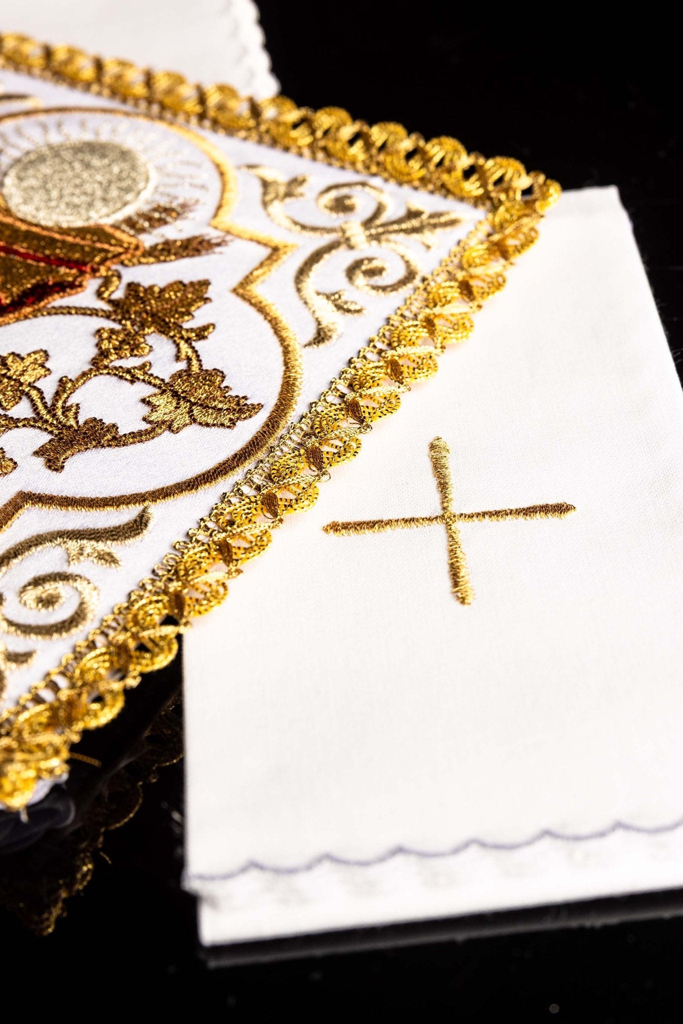 Conjunto de ropa de altar bordada con el símbolo del Cáliz Eucarístico KK/5013 - CASULLAS.ES