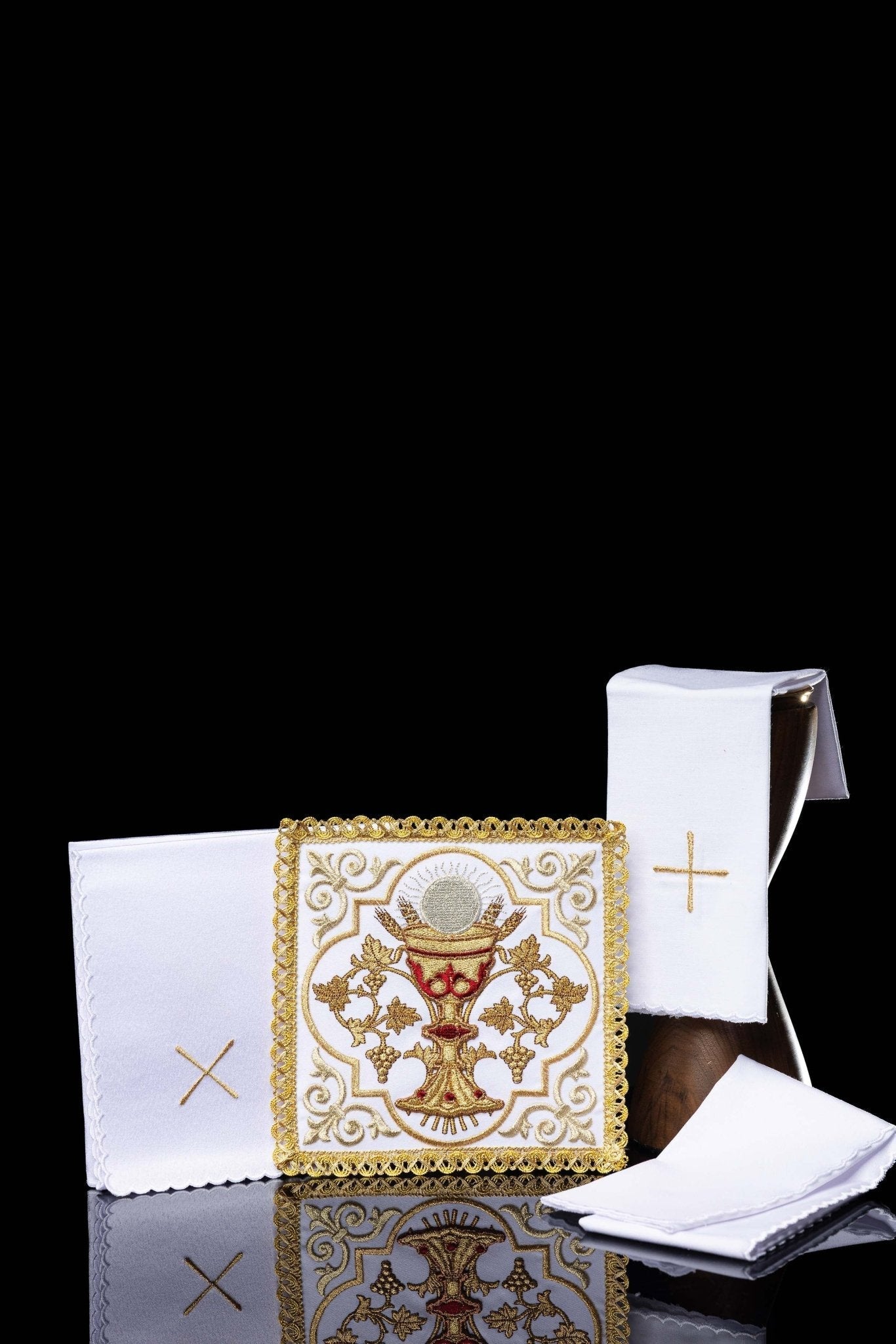 Conjunto de ropa de altar bordada con el símbolo del Cáliz Eucarístico KK/5013 - CASULLAS.ES