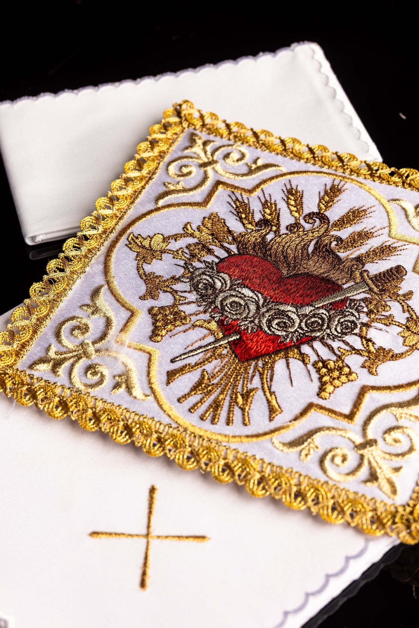 Conjunto de ropa litúrgica de altar bordada con el Corazón de María KK/5009 - CASULLAS.ES