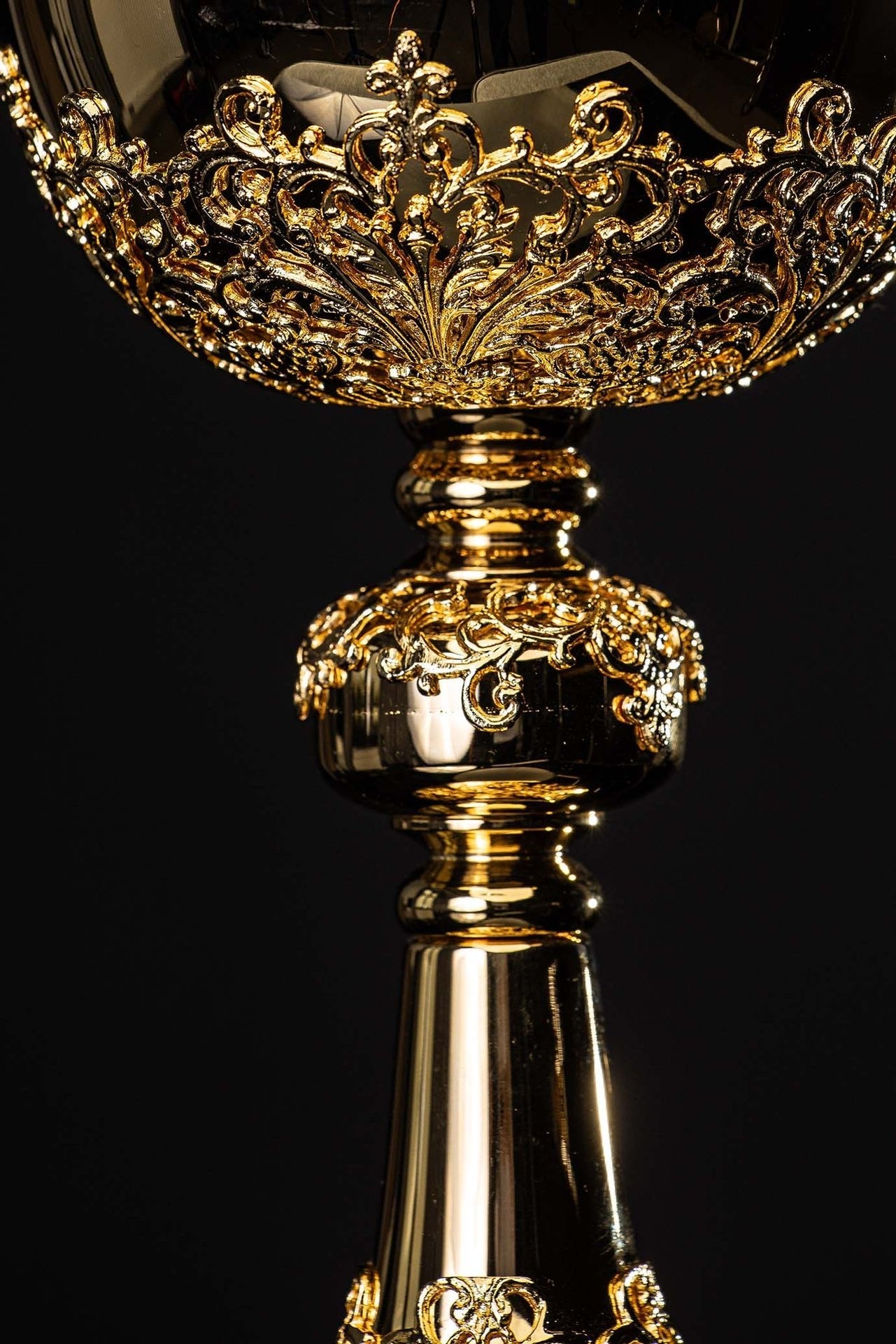 Copón litúrgico artesanal bañado en oro y adornado con zafiros KNR/0319 30CM - CASULLAS.ES