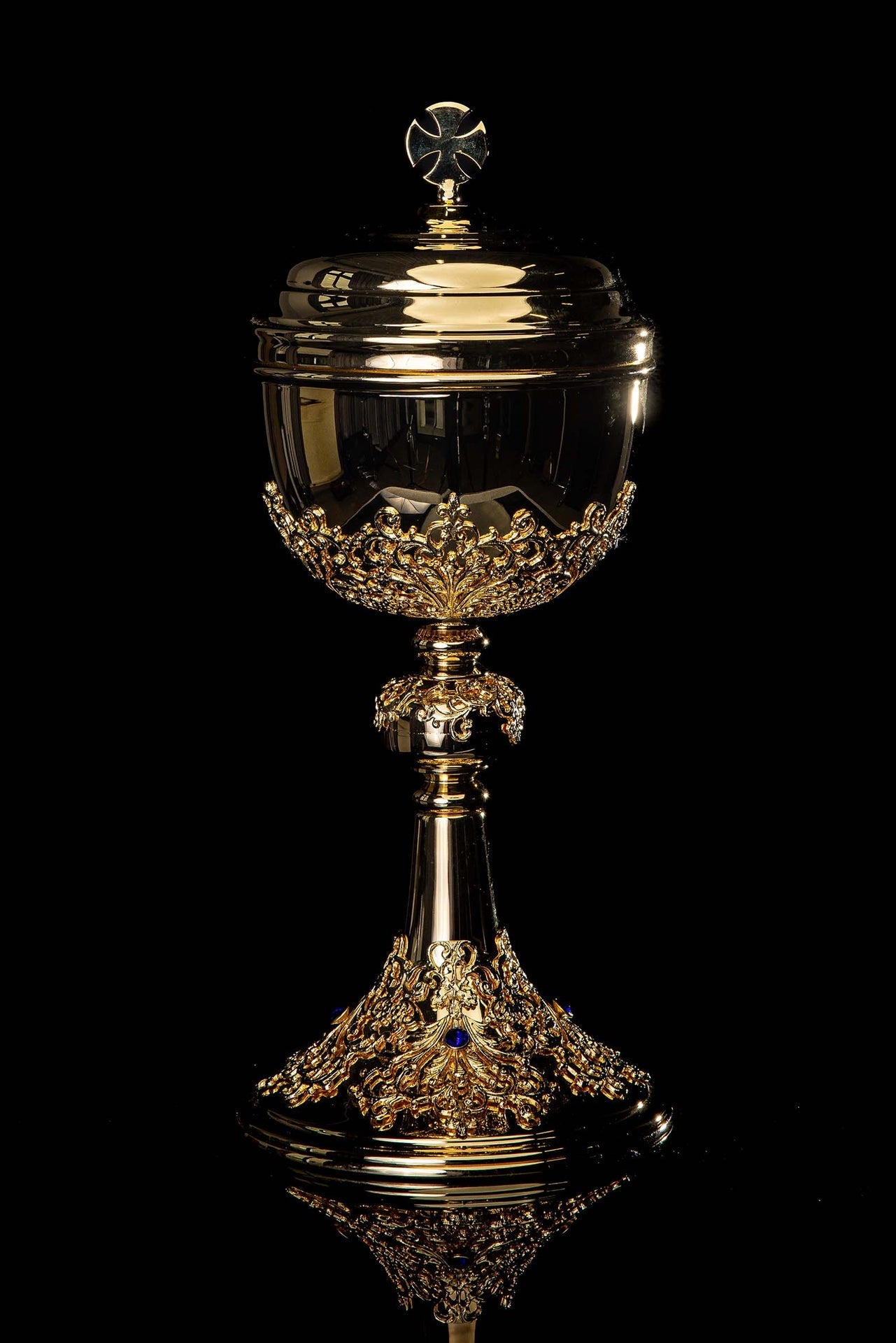 Copón litúrgico artesanal bañado en oro y adornado con zafiros KNR/0319 30CM - CASULLAS.ES