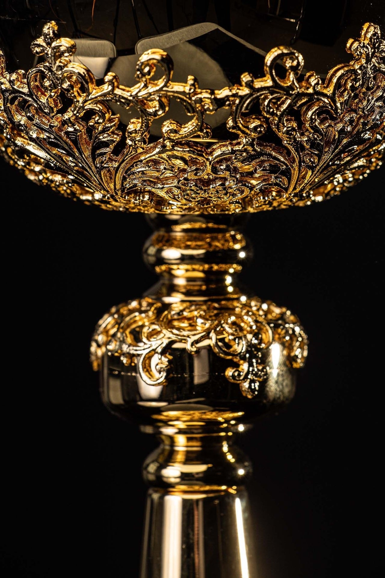 Copón litúrgico artesanal bañado en oro y adornado con zafiros KNR/0319 30CM - CASULLAS.ES